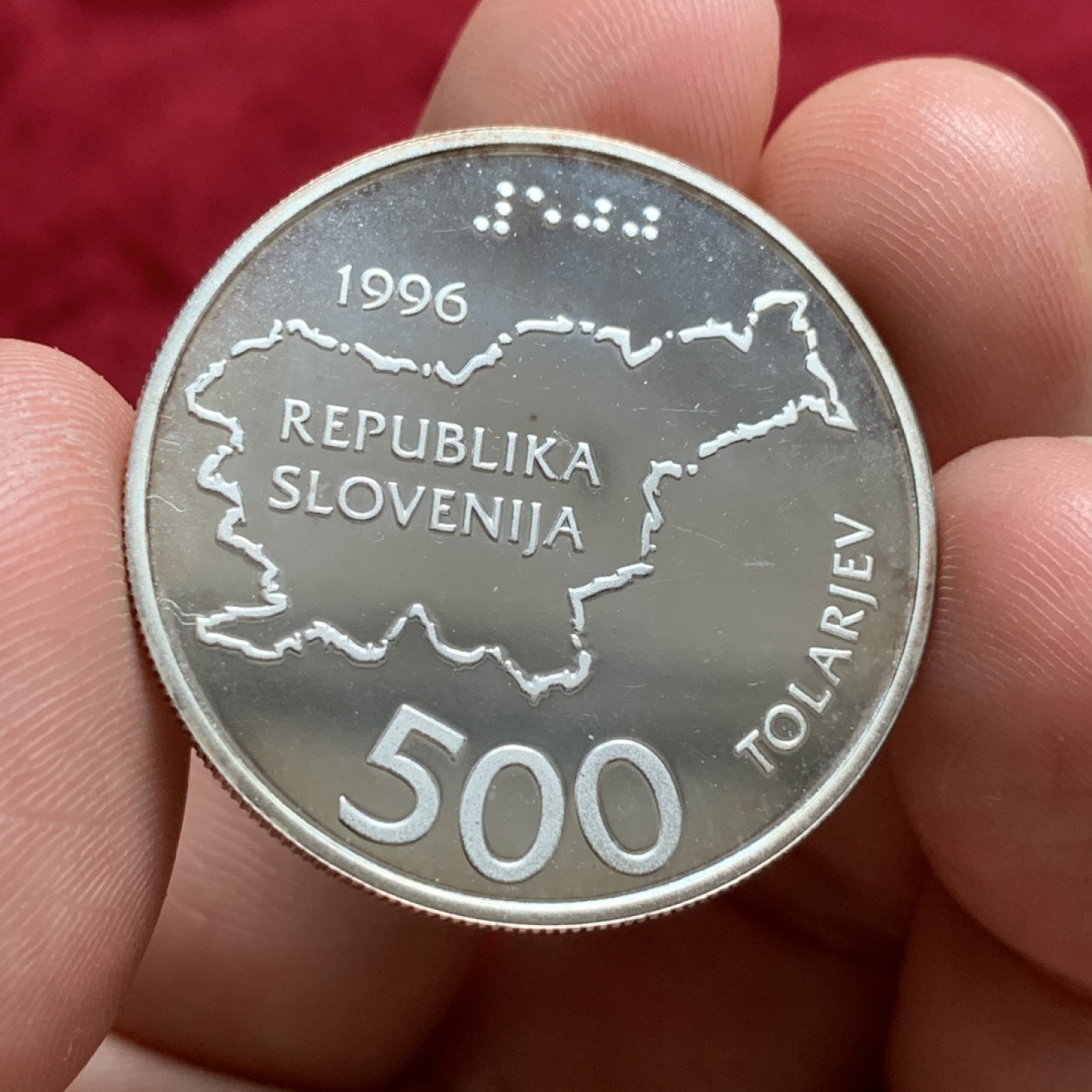 《竞宝斋》第66场-本周日，周一2场连拍（全场不限金额包邮） 1996年斯洛文尼亚独立5周年纪念银币 前后地图 发行量3000枚 少见的