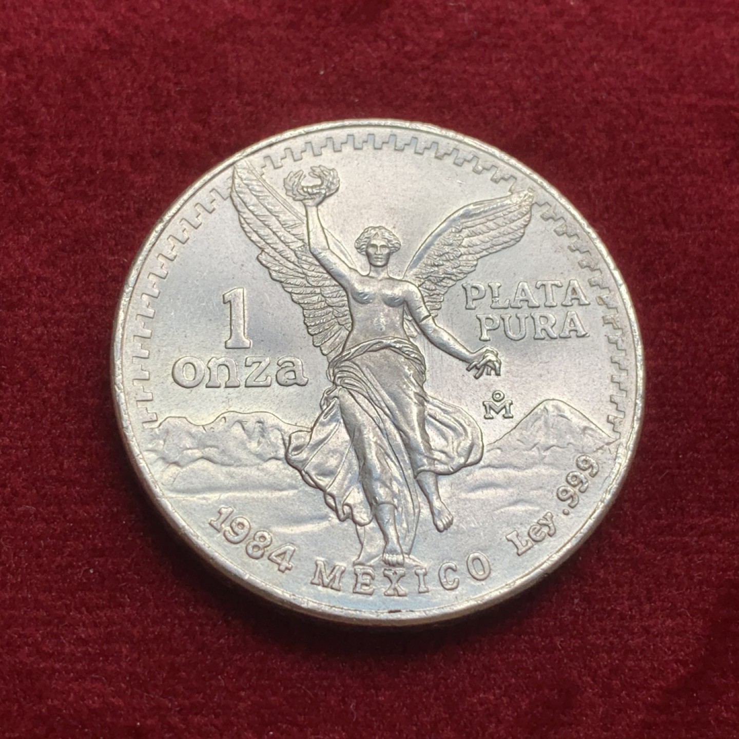 《竞宝斋》第66场-本周日，周一2场连拍（全场不限金额包邮） 墨西哥 1984年 1盎司 胜利女神 999纯银 银币 字边加厚 胜利女神银币的少见年份 全新完美品相 转光耀眼 不多见的年份