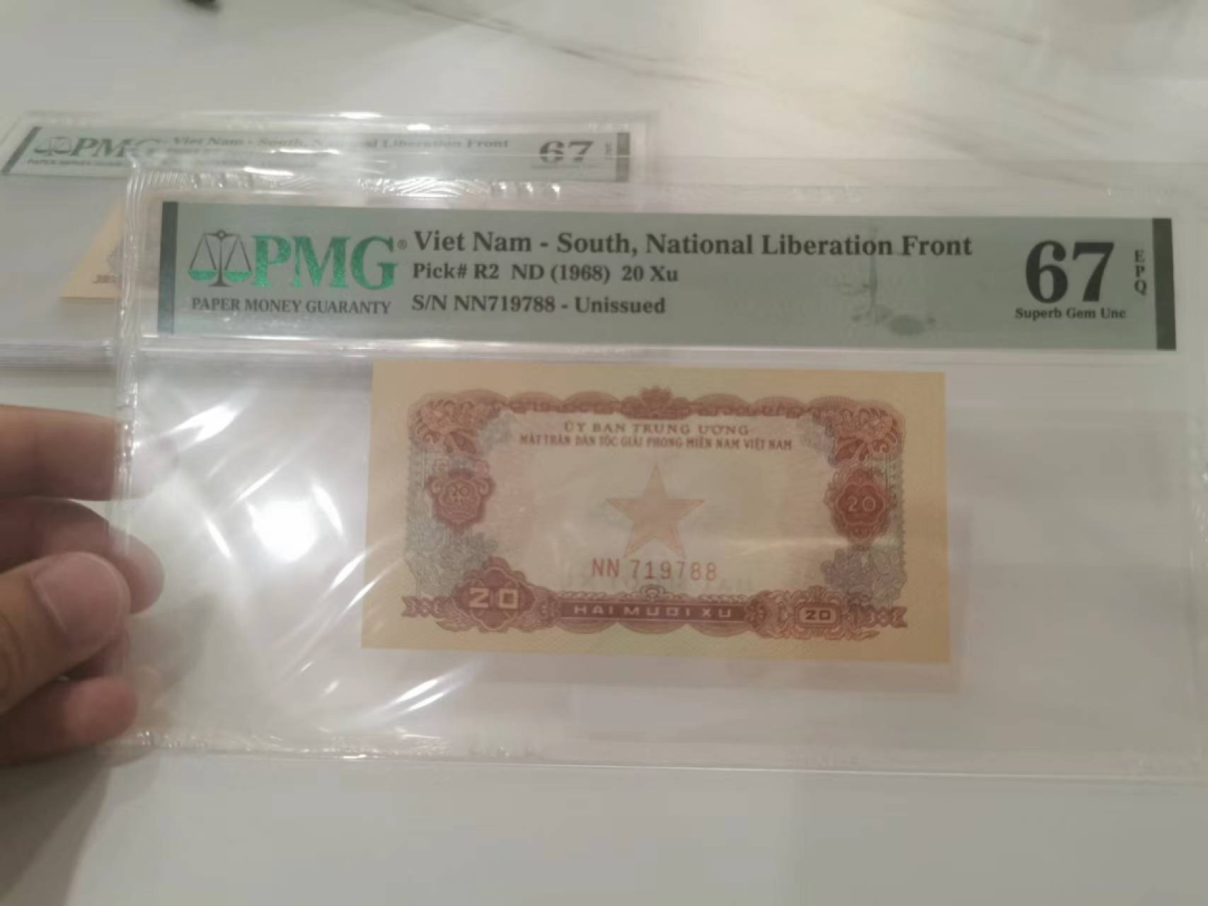 13.【鲸贝乐淘★道德经】“万物作而弗始，生而弗有，为而弗恃，功成而不居”号拍卖 【中国代印★越南🇻🇳】编号NN719788，1968年20Xu，未发行，PMG67E