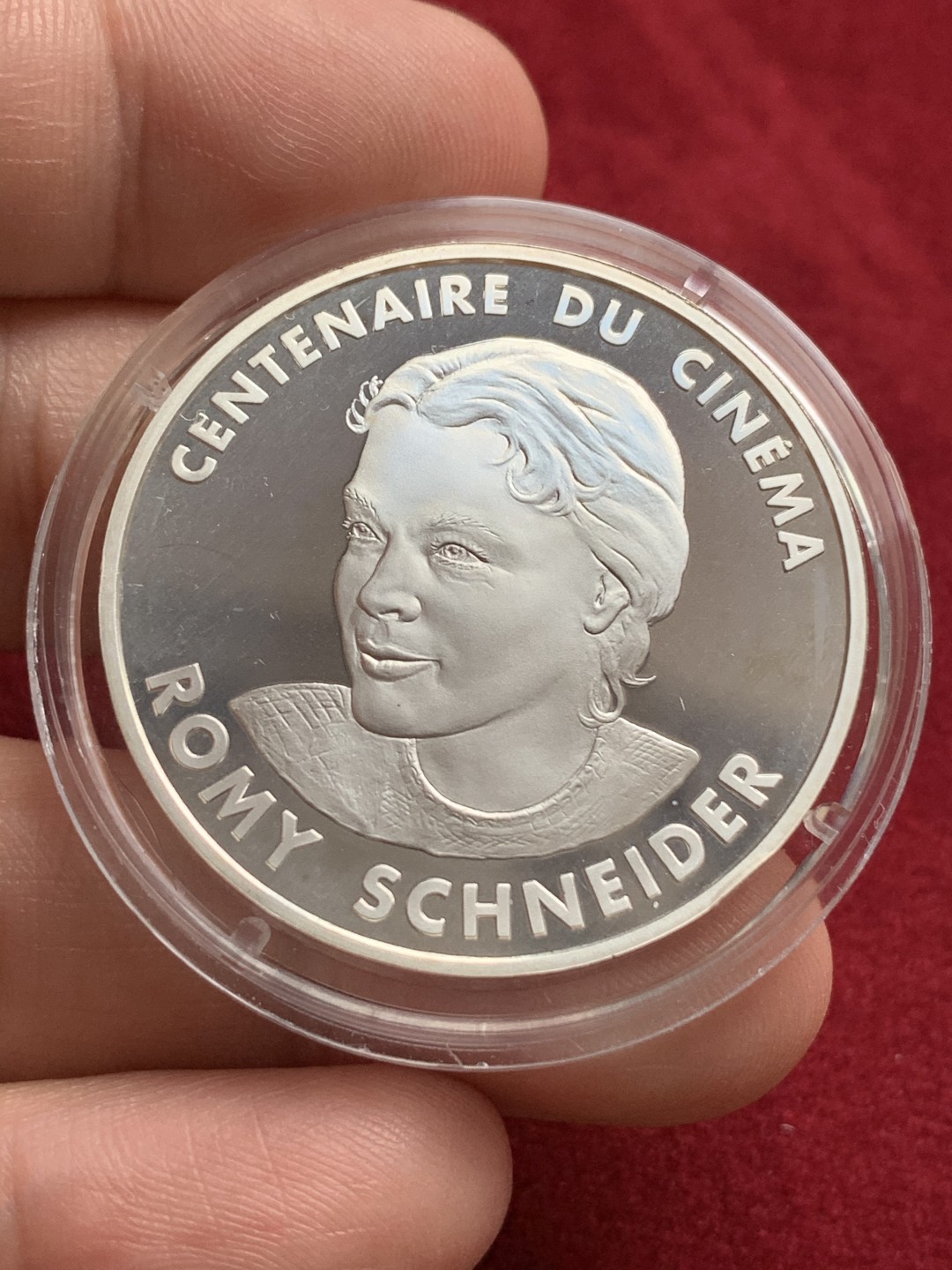 《竞宝斋》第66场-本周日，周一2场连拍（全场不限金额包邮） 1995年法国 银币电影百年著名电影演员 罗密施耐德原盒证 品如图