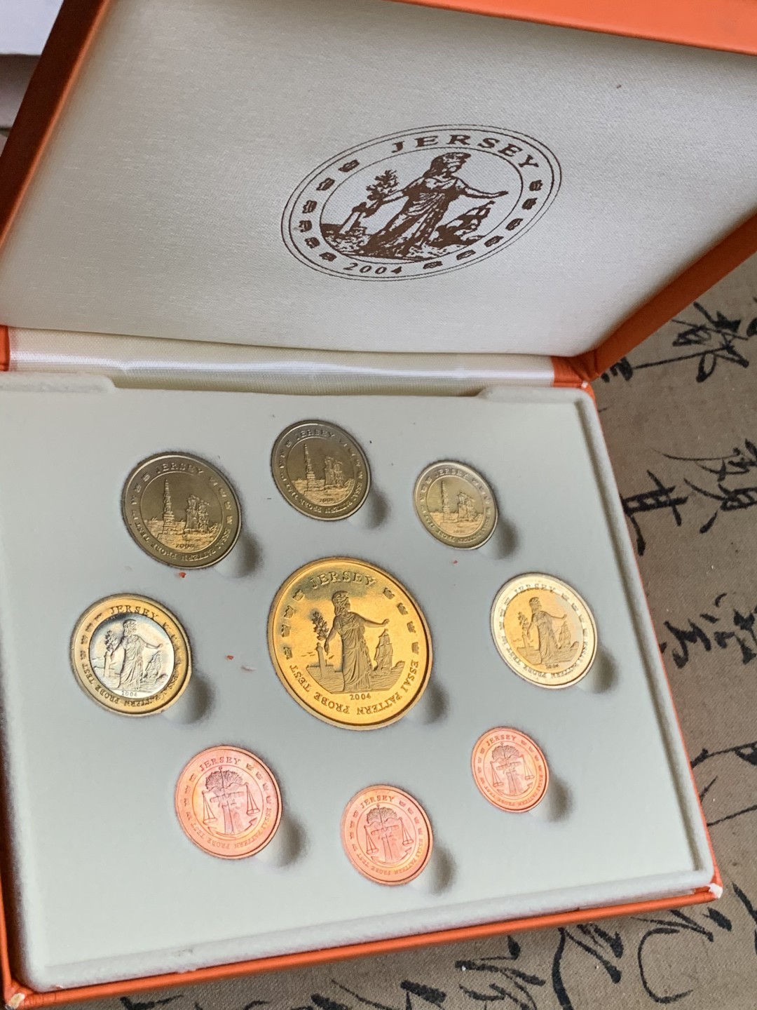 《竞宝斋》第66场-本周日，周一2场连拍（全场不限金额包邮） 原盒证书 泽西岛 2004年 九枚套 1分到5欧元 试铸样币 非常少见