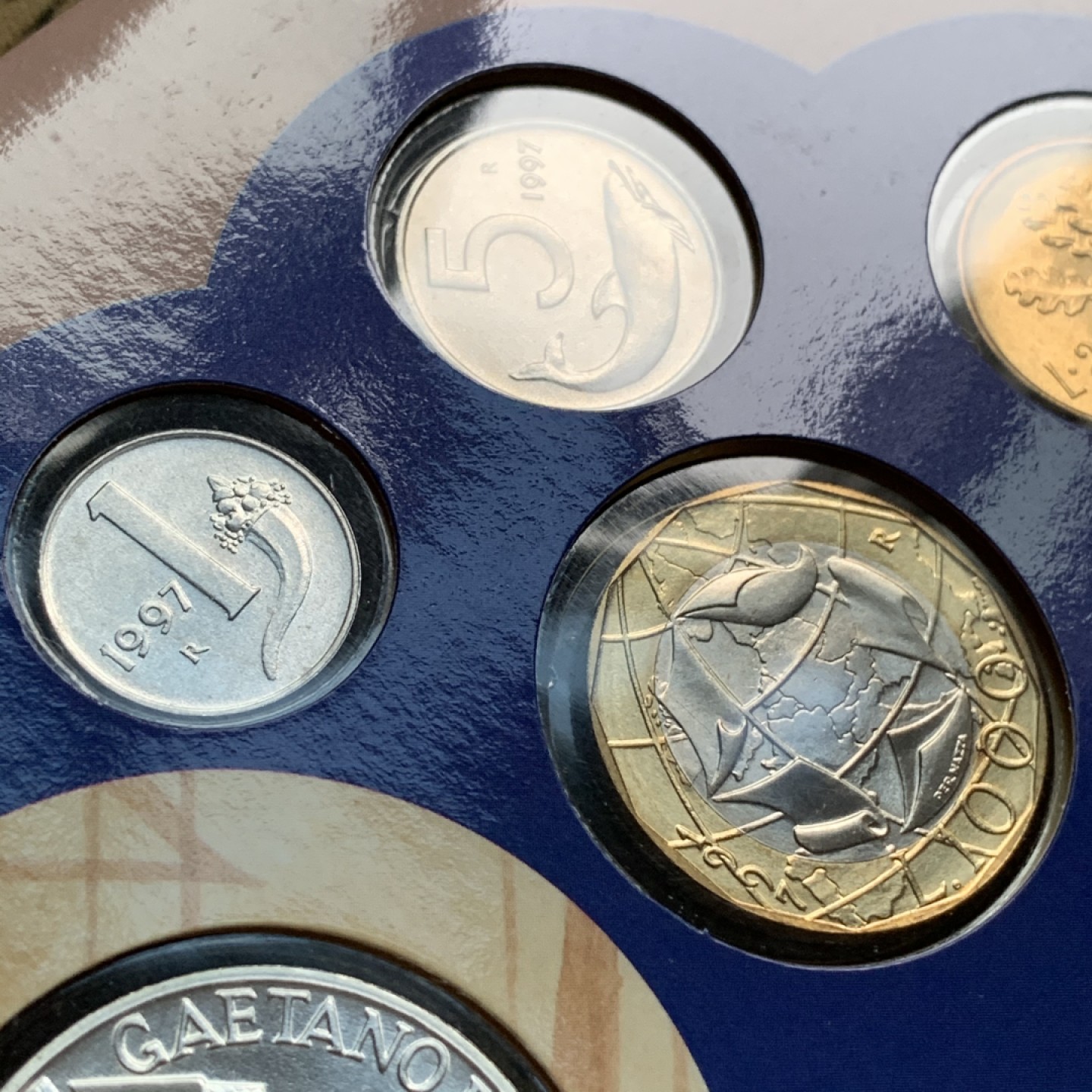 《竞宝斋》第66场-本周日，周一2场连拍（全场不限金额包邮） 卡装 意大利1997年 12枚装 套币 其中最大的500和1000里拉是银币 此年份是少见的年份