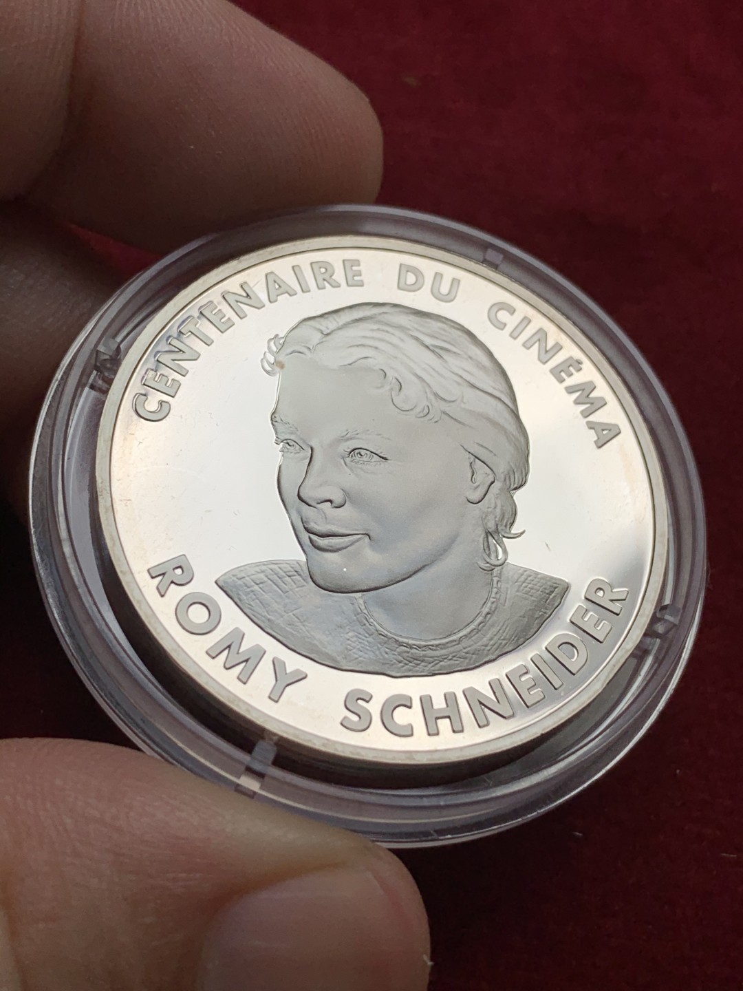 《竞宝斋》第66场-本周日，周一2场连拍（全场不限金额包邮） 1995年法国 银币电影百年著名电影演员 罗密施耐德原盒证 品如图