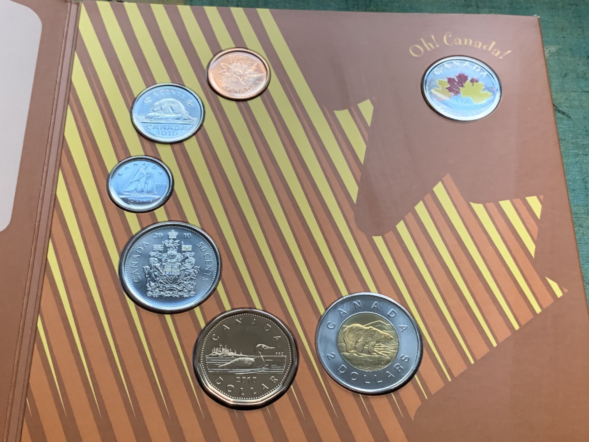 《竞宝斋》第66场-本周日，周一2场连拍（全场不限金额包邮） 两册 加拿大2010年 枫叶礼品套装 可以写赠语 七枚套 封装套币 完美状态