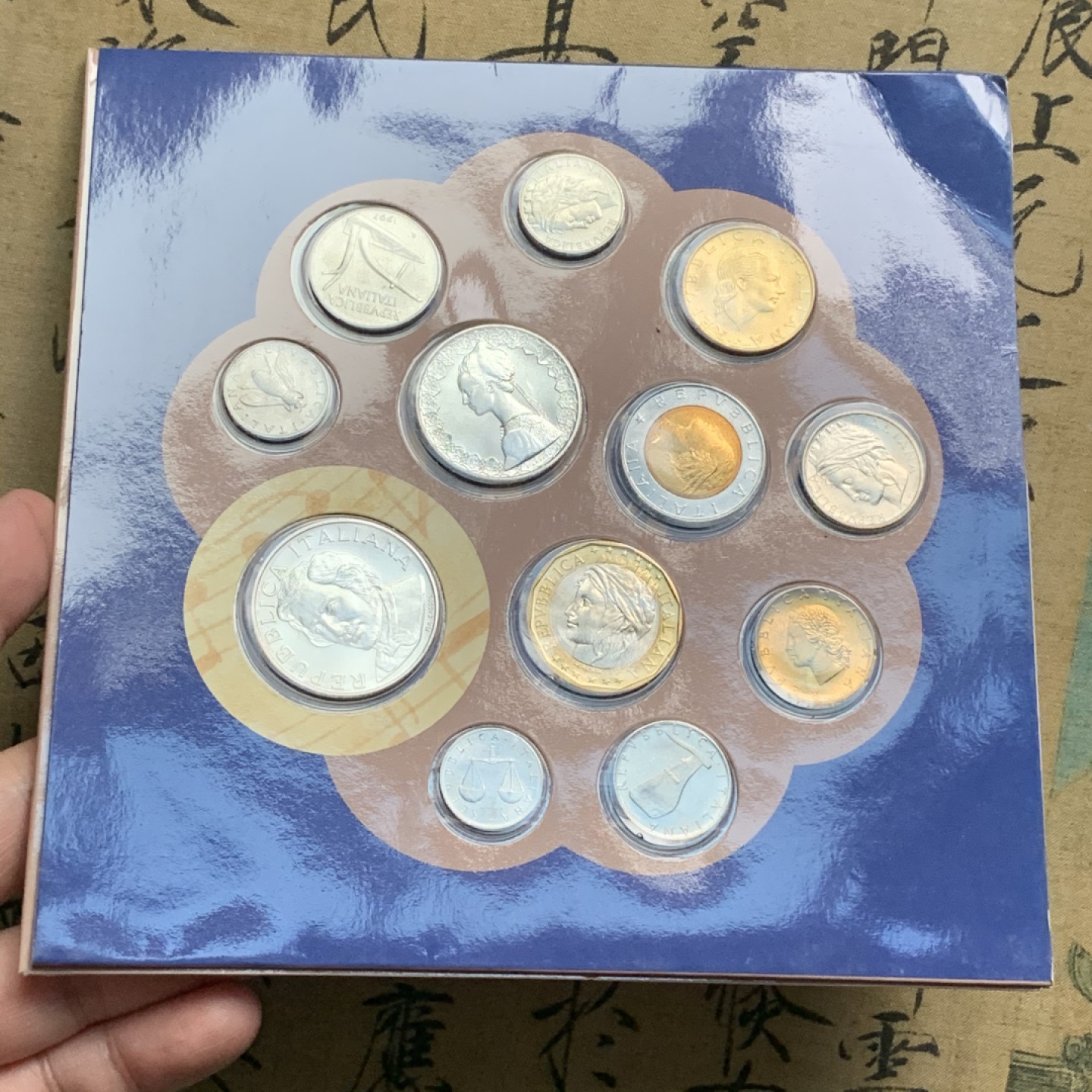 《竞宝斋》第66场-本周日，周一2场连拍（全场不限金额包邮） 卡装 意大利1997年 12枚装 套币 其中最大的500和1000里拉是银币 此年份是少见的年份