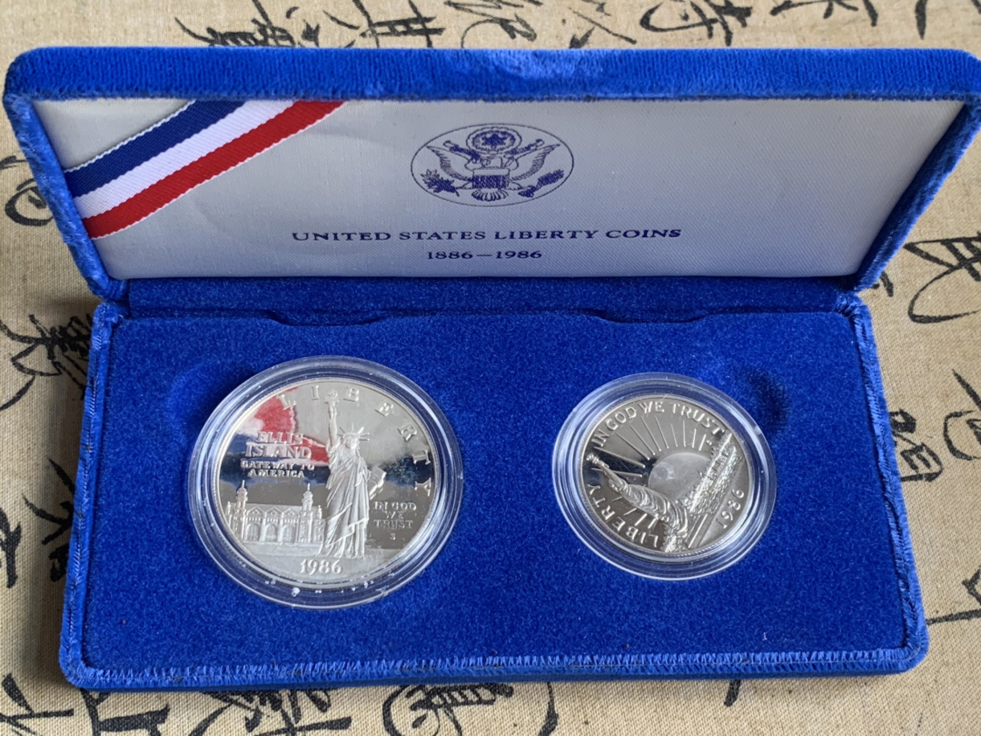 《竞宝斋》第66场-本周日，周一2场连拍（全场不限金额包邮） 美国 1986年 自由女神精神精制一美元半美元套币 原盒原装的精制套币 包含一银一镍两枚精制币  盒子里里外外保存不错