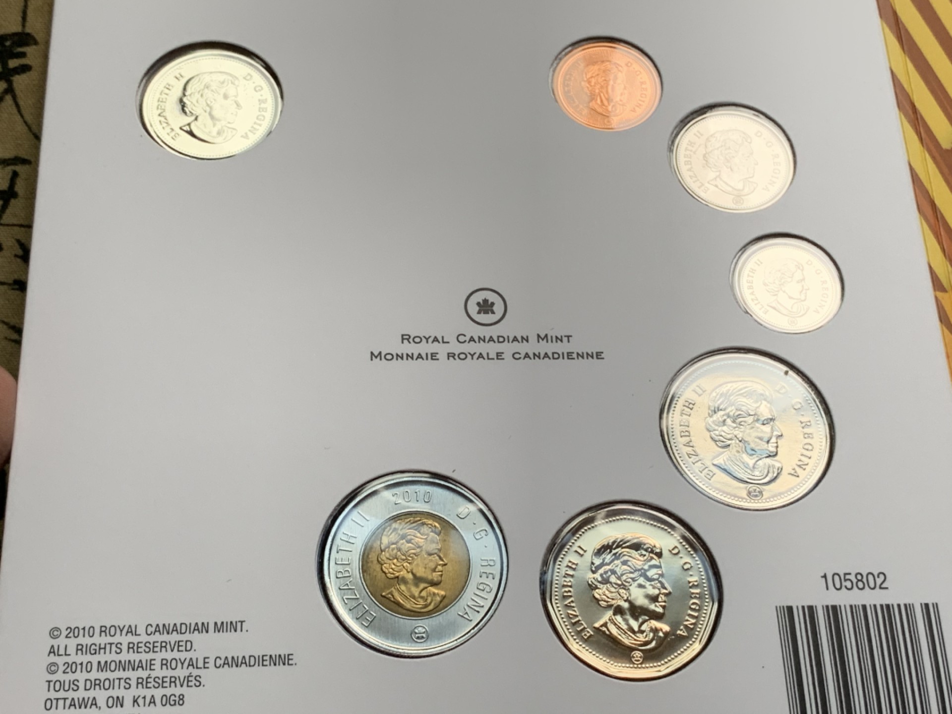 《竞宝斋》第66场-本周日，周一2场连拍（全场不限金额包邮） 两册 加拿大2010年 枫叶礼品套装 可以写赠语 七枚套 封装套币 完美状态