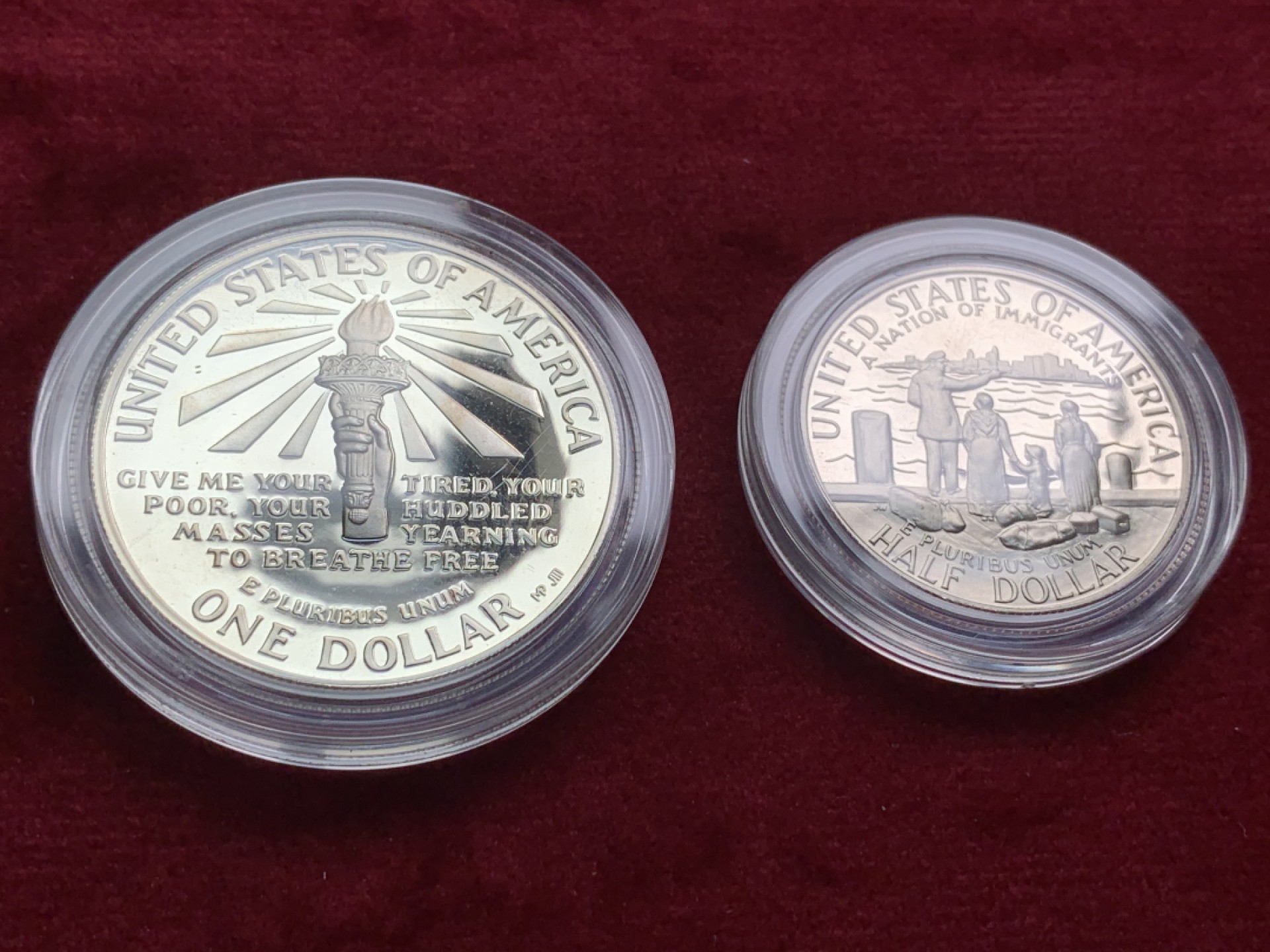 《竞宝斋》第66场-本周日，周一2场连拍（全场不限金额包邮） 美国 1986年 自由女神精神精制一美元半美元套币 原盒原装的精制套币 包含一银一镍两枚精制币  盒子里里外外保存不错