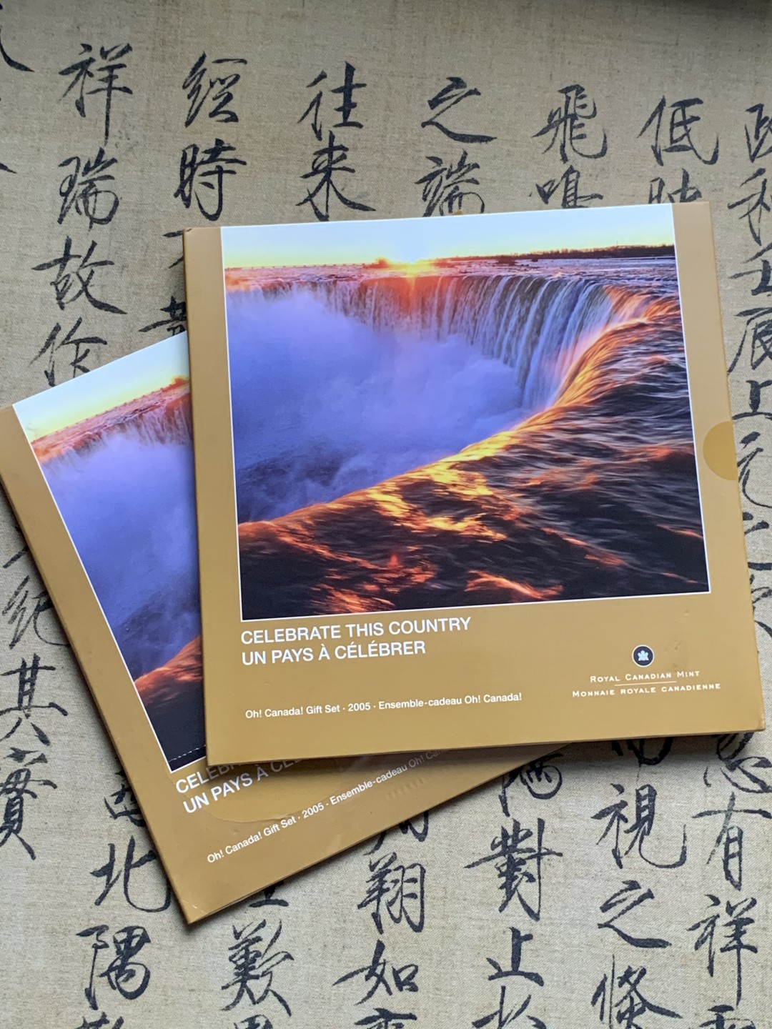 《竞宝斋》第66场-本周日，周一2场连拍（全场不限金额包邮） 两册 加拿大2005年 七枚装 封装套币 完美状态