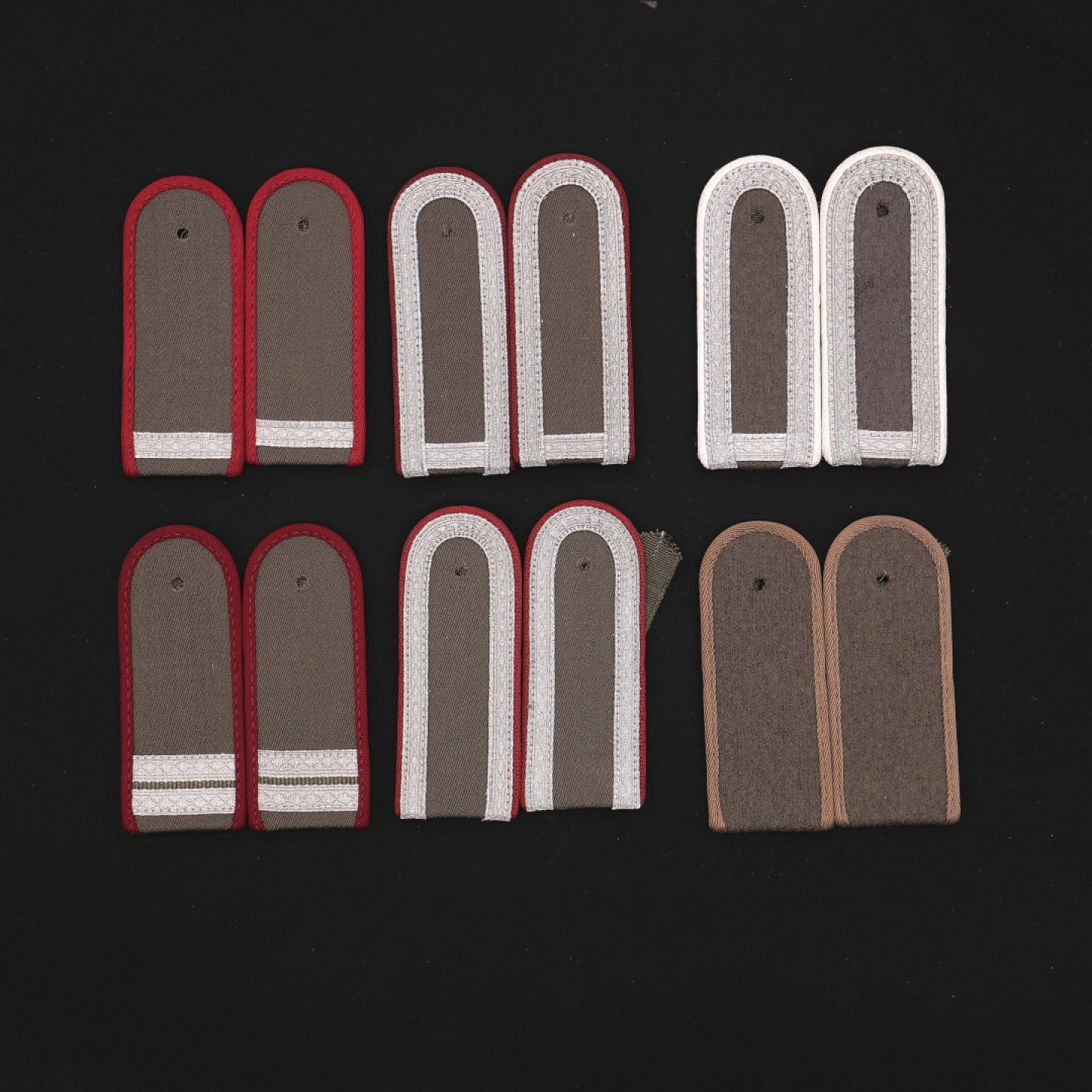 勋章奖章交易所6月25日拍卖 东德肩章第3组