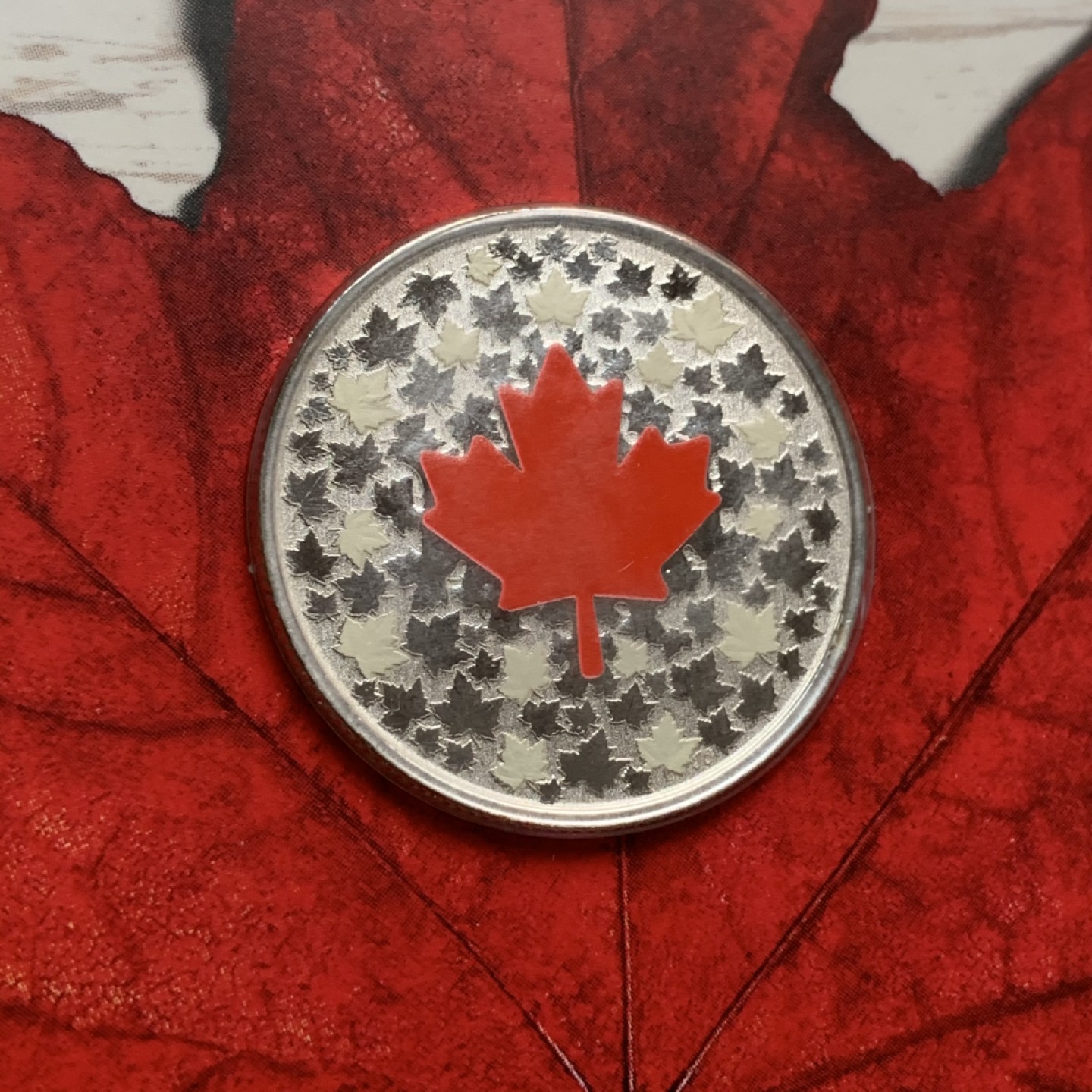 《竞宝斋》第66场-本周日，周一2场连拍（全场不限金额包邮） 封装 加拿大 2018年 火红心枫叶 5元 渡彩银币 8克 9999纯银 