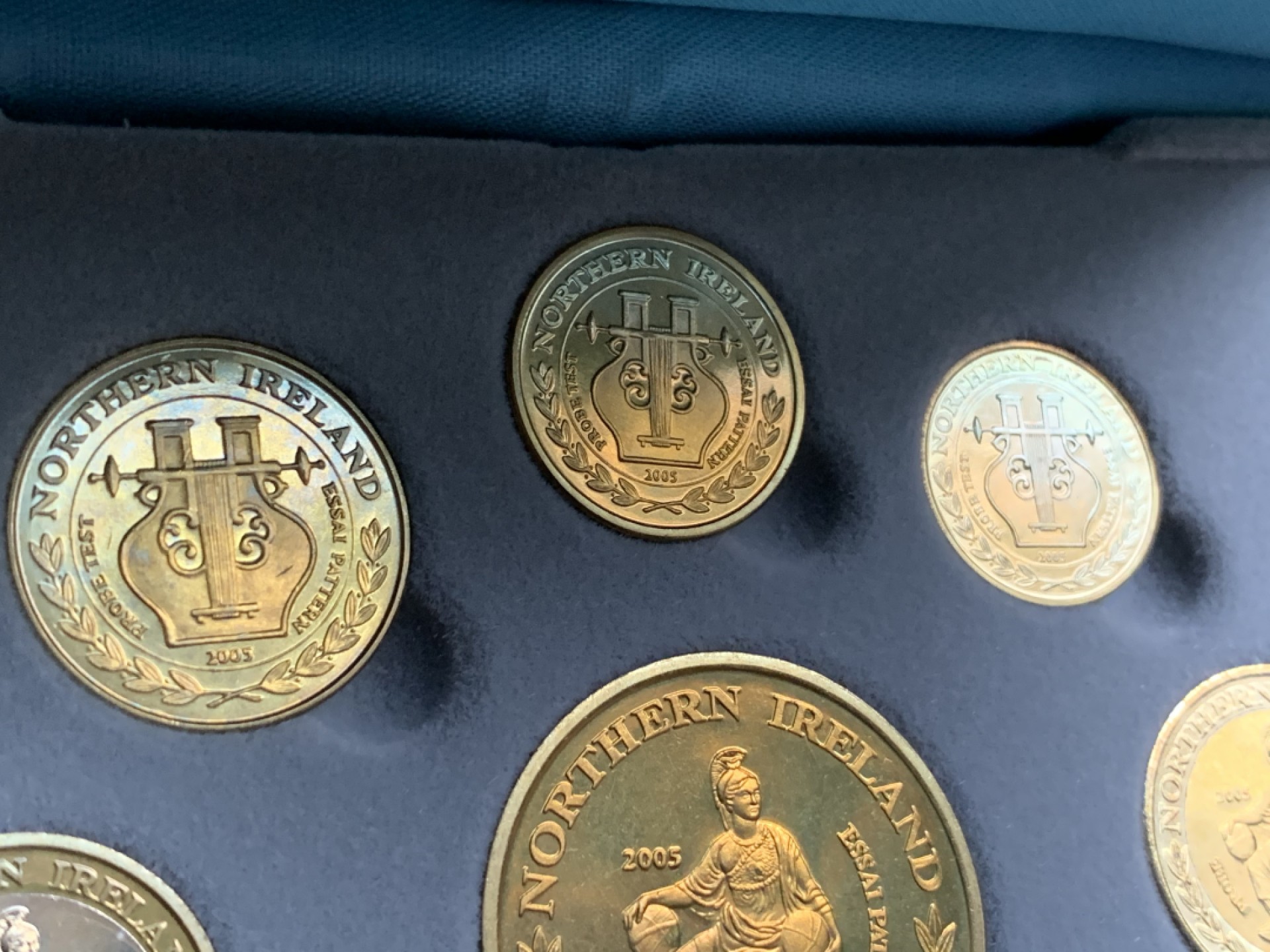 《竞宝斋》第66场-本周日，周一2场连拍（全场不限金额包邮） 原盒证书北爱尔兰 2005年 ESSAI厂 九枚套 1分到5欧元 试铸样币 非常少见