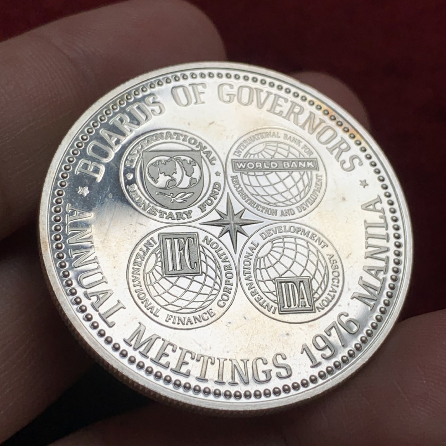 《竞宝斋》第66场-本周日，周一2场连拍（全场不限金额包邮） 1976年 菲律宾 地图 大银币925银 27.4克 最近上涨厉害