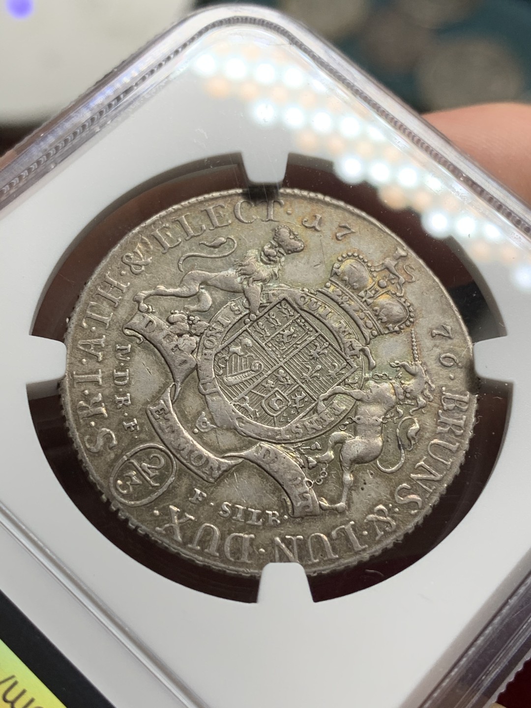 《竞宝斋》第66场-本周日，周一2场连拍（全场不限金额包邮） 冠军分 NGC-XF45 德国不伦瑞克 1776年 乔三 2/3泰勒银币 本身就是稀少品质 能出分还带金彩 可遇不可求啊