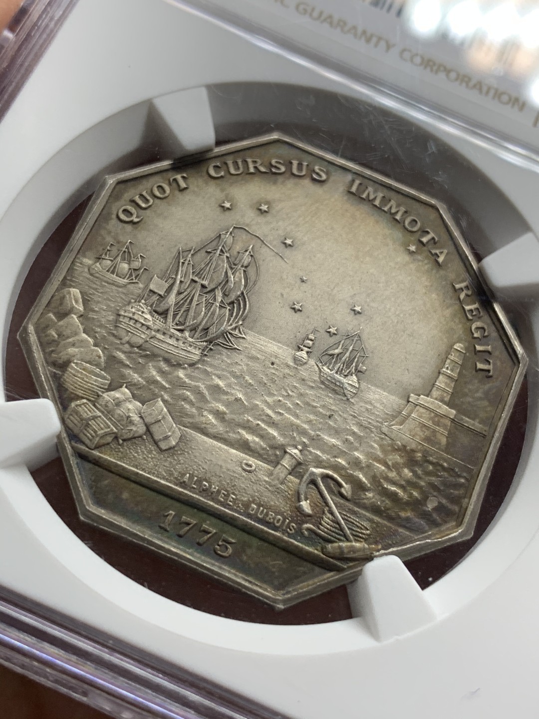 《竞宝斋》第66场-本周日，周一2场连拍（全场不限金额包邮） NGC MS62 1775年法国马赛商会八角代币，法章大师阿尔菲·杜波依斯作品。大型八角银章，双面深灰包浆，自藏好品。