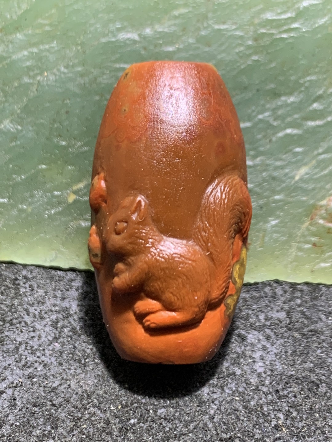 精美亚光战国红玛瑙巧雕松鼠桶珠一个，