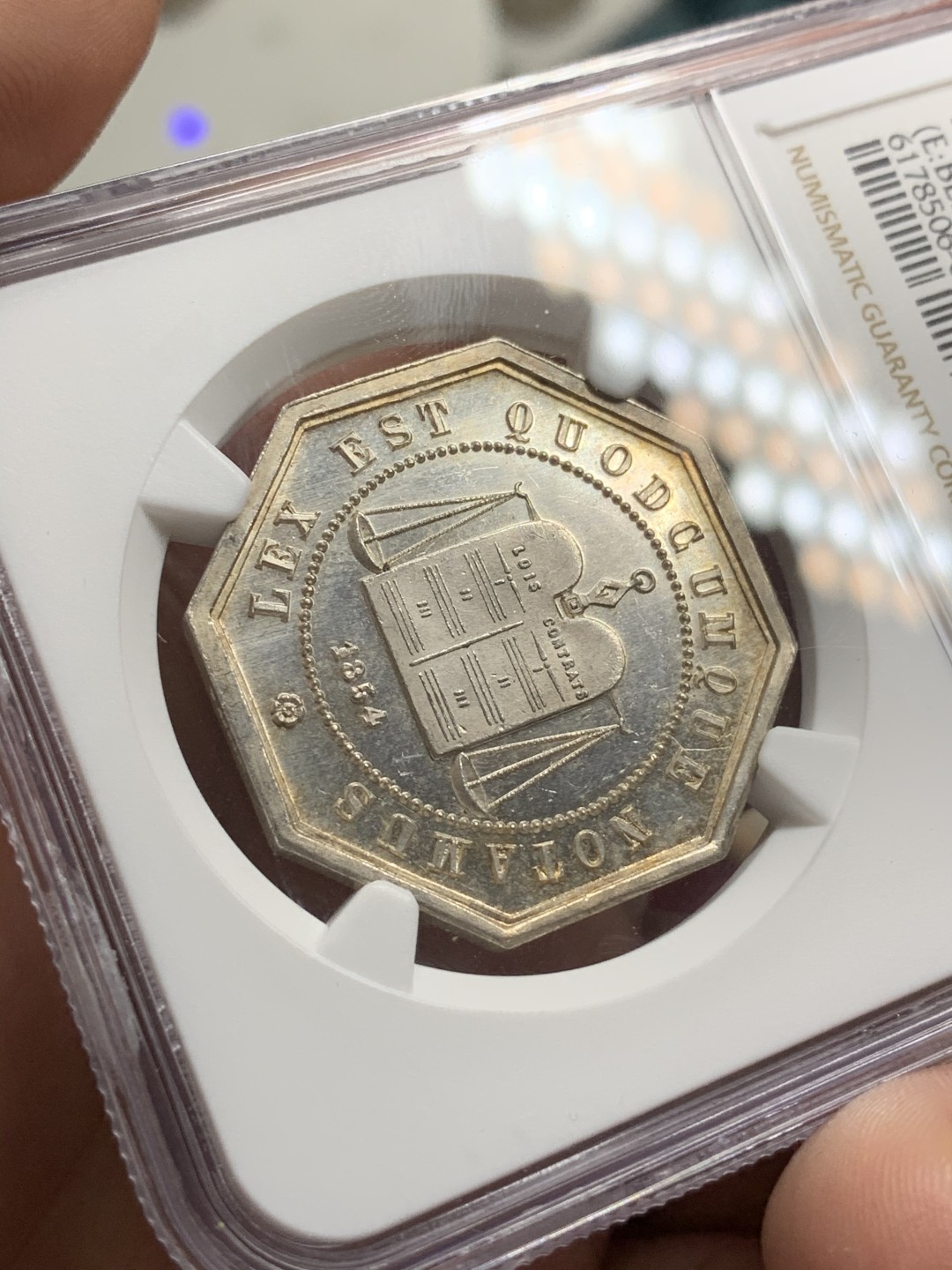 《竞宝斋》第66场-本周日，周一2场连拍（全场不限金额包邮） NGC MS64 法国1854年亚眠公证处八角银章代用币 难得原光顶级品相