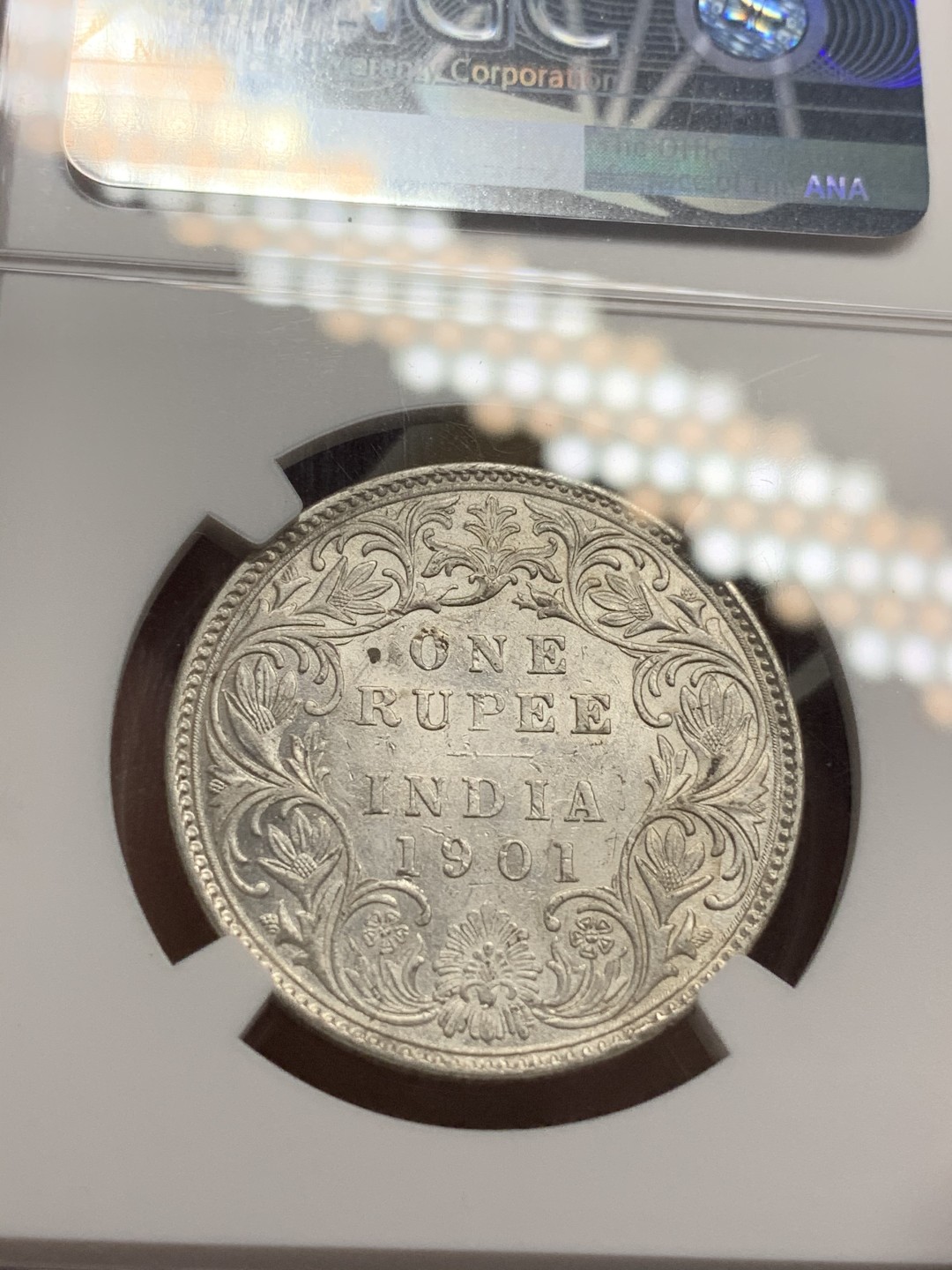 《竞宝斋》第66场-本周日，周一2场连拍（全场不限金额包邮） NGC-MS60 英属印度 1901-B 维多利亚1卢比 造型自然 女王庄重典雅