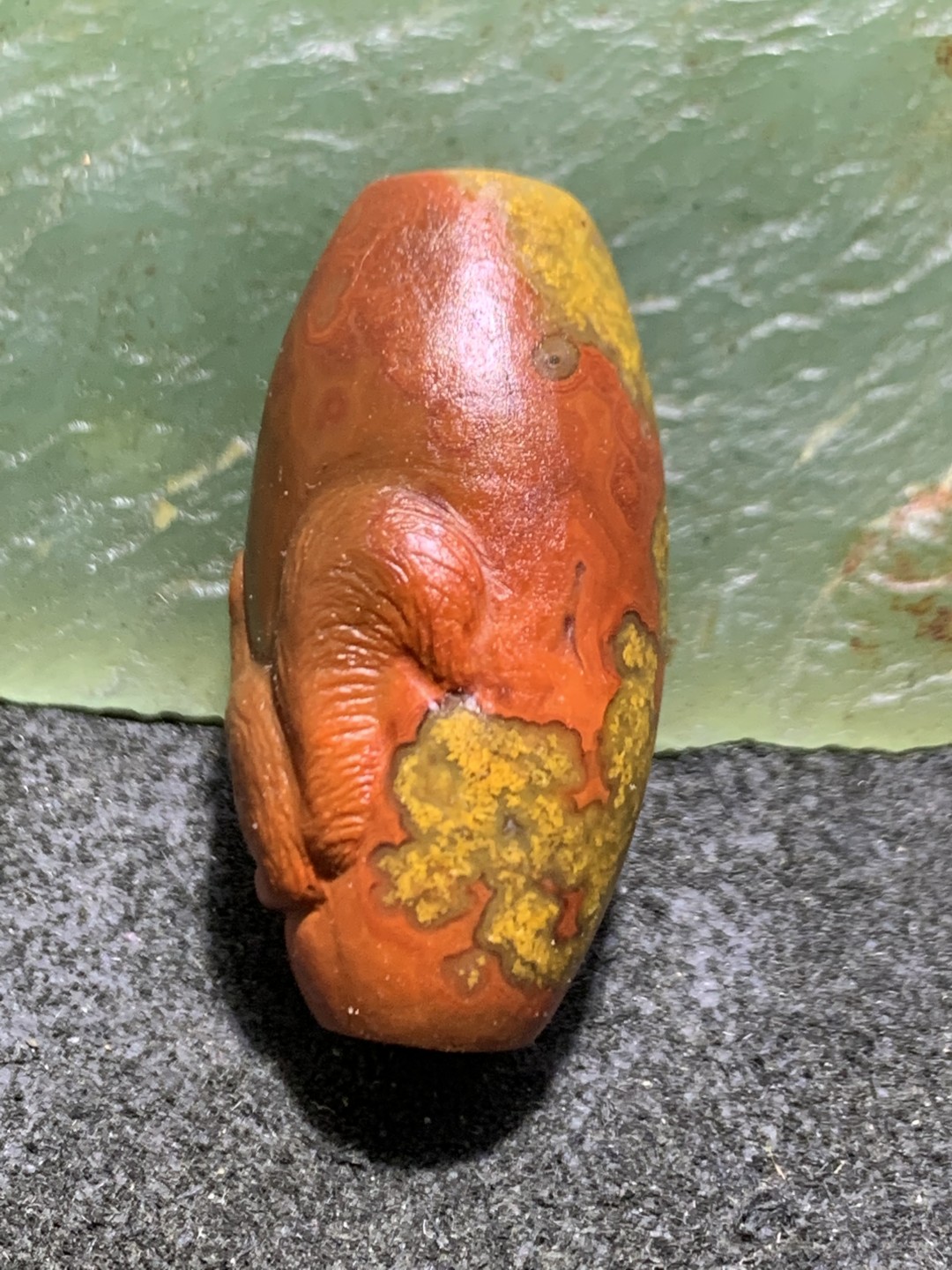 精美亚光战国红玛瑙巧雕松鼠桶珠一个，
