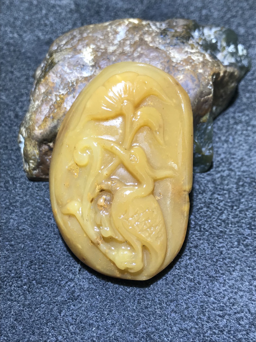 天然新疆鸡油黄新疆三彩玉一路连升(吊坠,把件)一个，