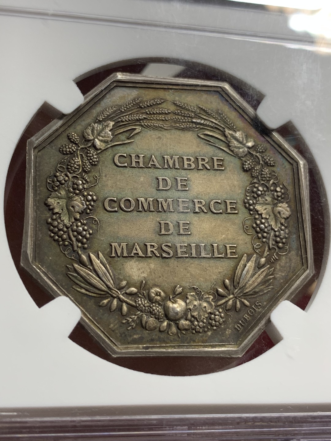 《竞宝斋》第66场-本周日，周一2场连拍（全场不限金额包邮） NGC MS62 1775年法国马赛商会八角代币，法章大师阿尔菲·杜波依斯作品。大型八角银章，双面深灰包浆，自藏好品。