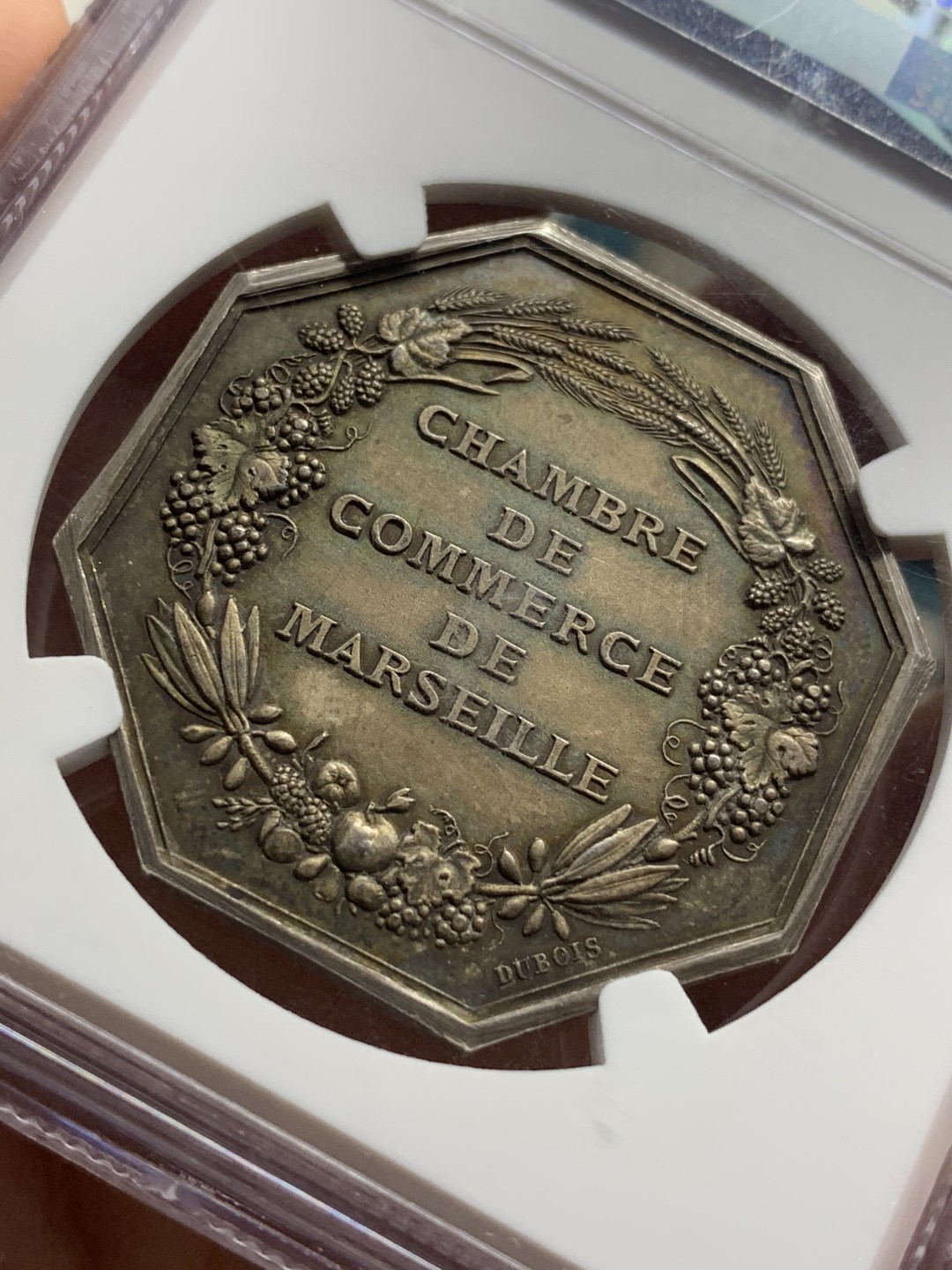 《竞宝斋》第66场-本周日，周一2场连拍（全场不限金额包邮） NGC MS62 1775年法国马赛商会八角代币，法章大师阿尔菲·杜波依斯作品。大型八角银章，双面深灰包浆，自藏好品。