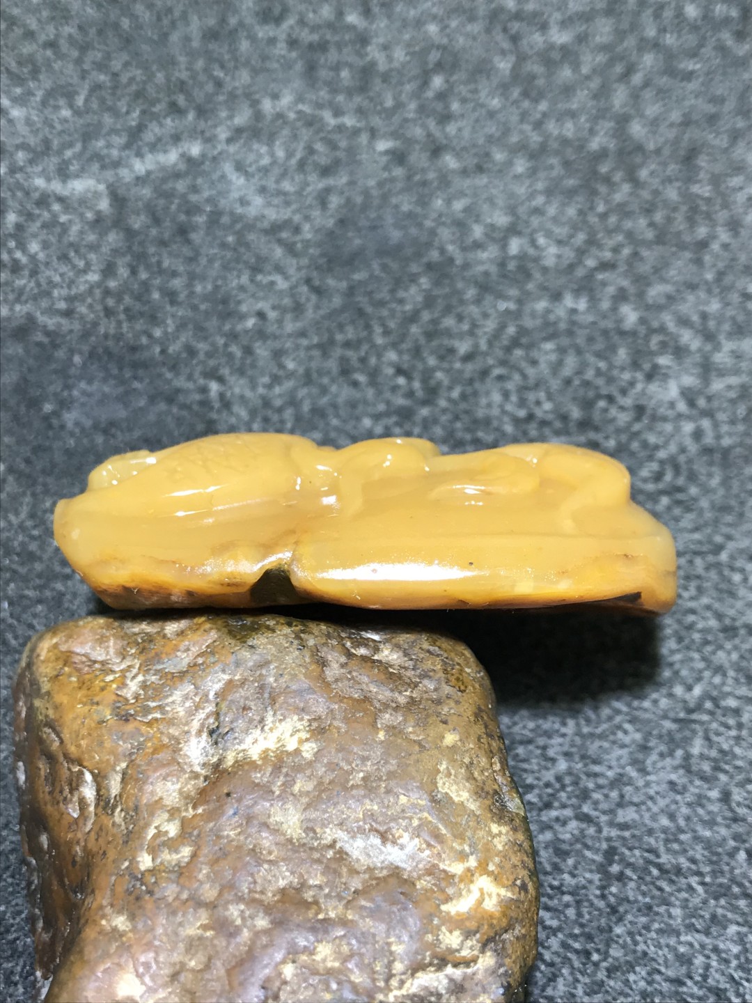 天然新疆鸡油黄新疆三彩玉一路连升(吊坠,把件)一个，