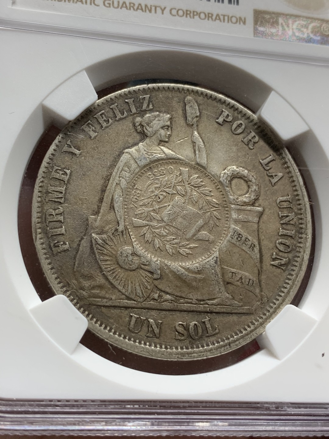 《竞宝斋》第66场-本周日，周一2场连拍（全场不限金额包邮） NGC AU55 危地马拉 加盖秘鲁1894 1比索银币，老包浆原味品