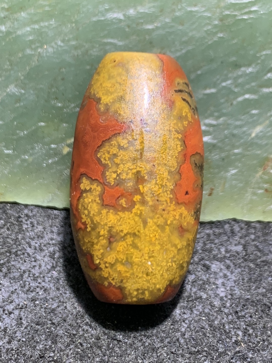 精美亚光战国红玛瑙巧雕松鼠桶珠一个，