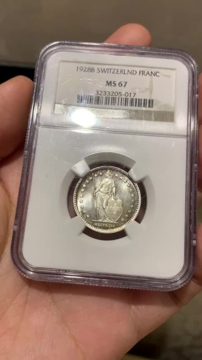 《竞宝斋》第66场-本周日，周一2场连拍（全场不限金额包邮） 冠军分 NGC MS67！1928年瑞士1法郎银币 顶极品相 强车轮霜光 双面PL感  非常优雅的赫尔维蒂亚 美！