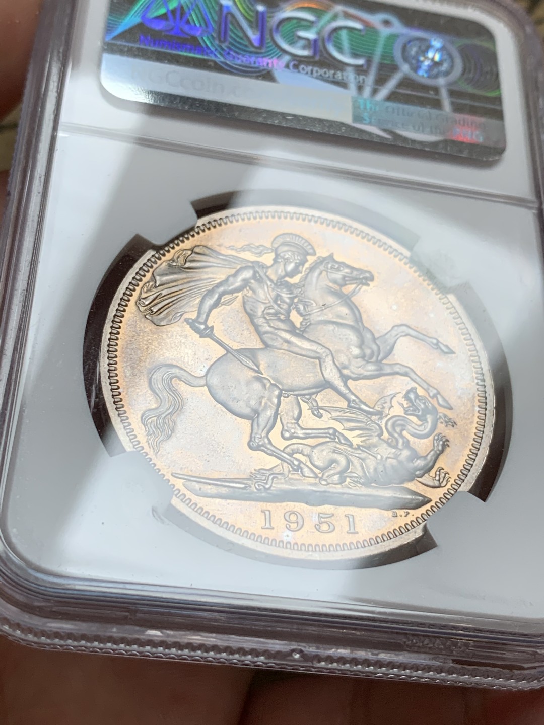 《竞宝斋》第66场-本周日，周一2场连拍（全场不限金额包邮） NGC PL65 英国1951年乔治六世一克朗镍马剑银币  上涨品种 21年12月同分外拍近200美元