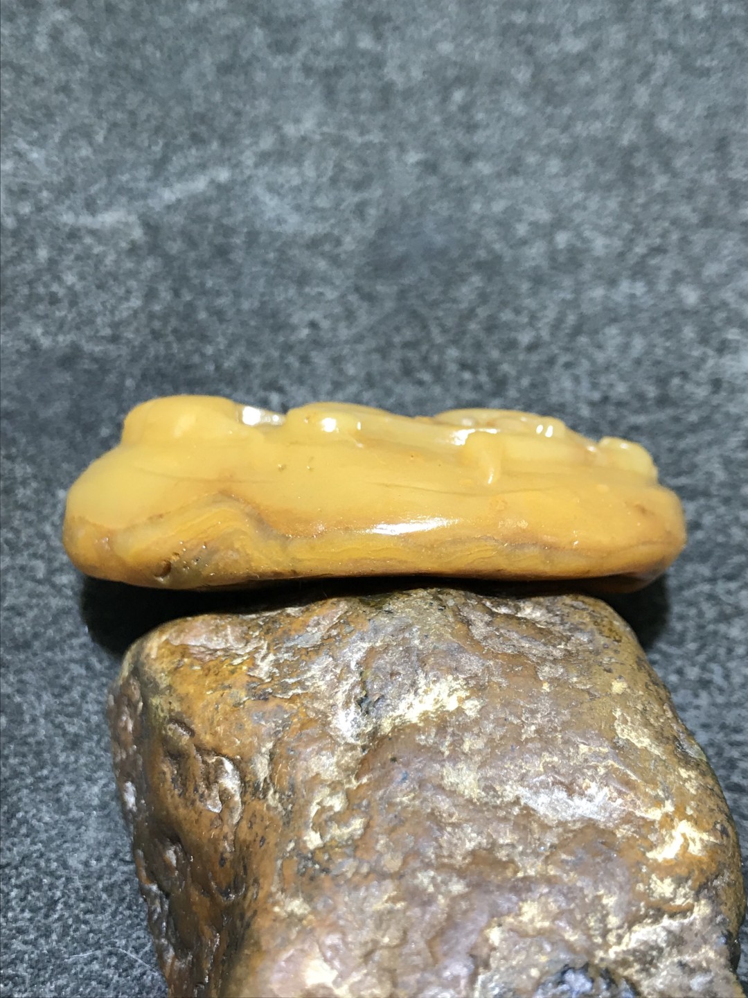 天然新疆鸡油黄新疆三彩玉一路连升(吊坠,把件)一个，