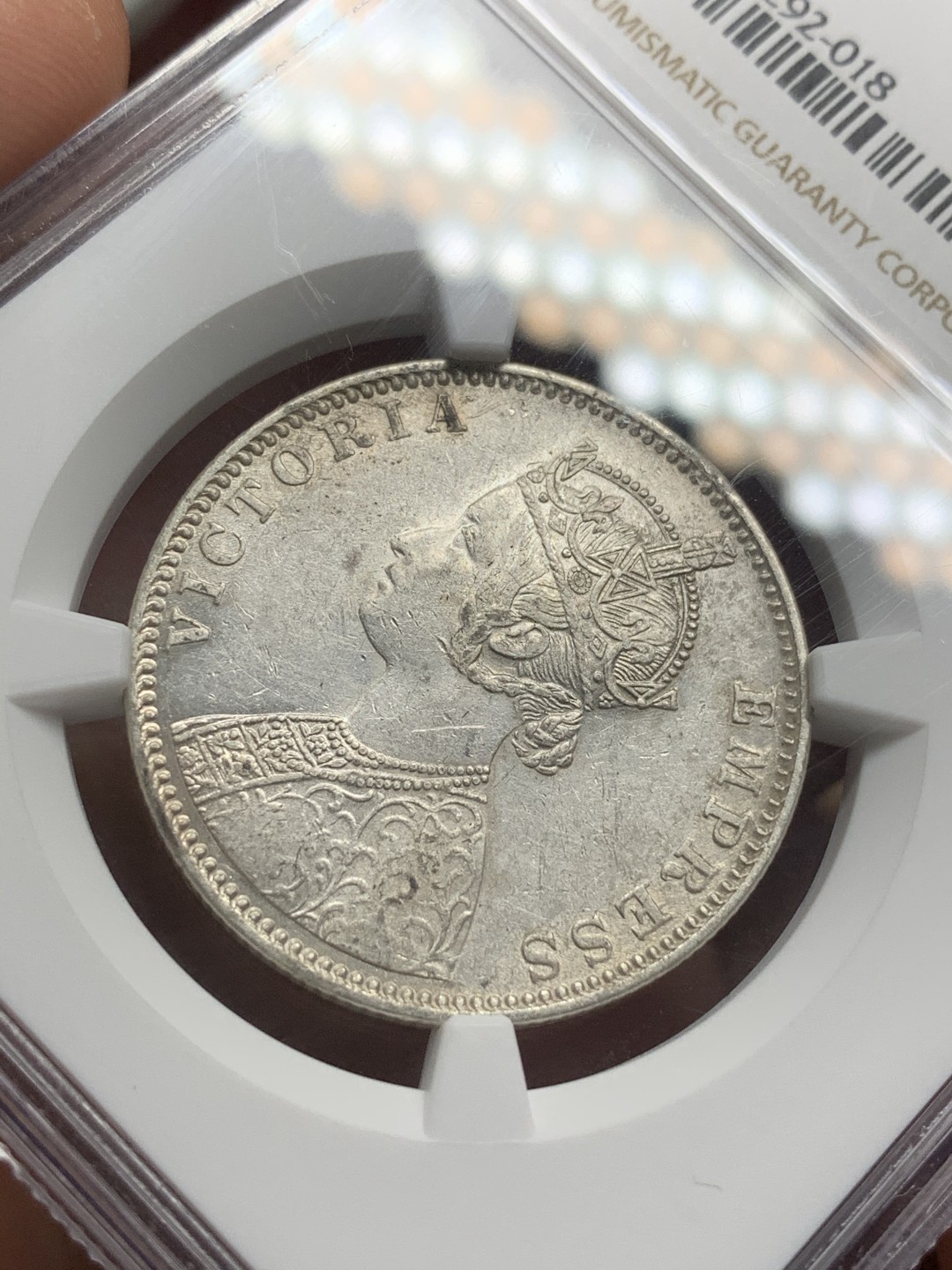 《竞宝斋》第66场-本周日，周一2场连拍（全场不限金额包邮） NGC-MS60 英属印度 1901-B 维多利亚1卢比 造型自然 女王庄重典雅