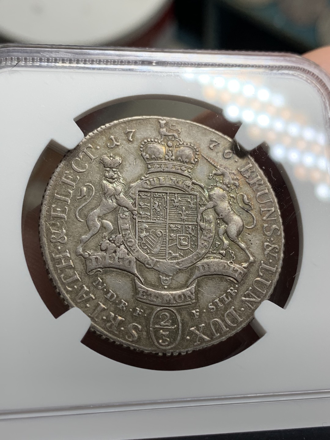 《竞宝斋》第66场-本周日，周一2场连拍（全场不限金额包邮） 冠军分 NGC-XF45 德国不伦瑞克 1776年 乔三 2/3泰勒银币 本身就是稀少品质 能出分还带金彩 可遇不可求啊