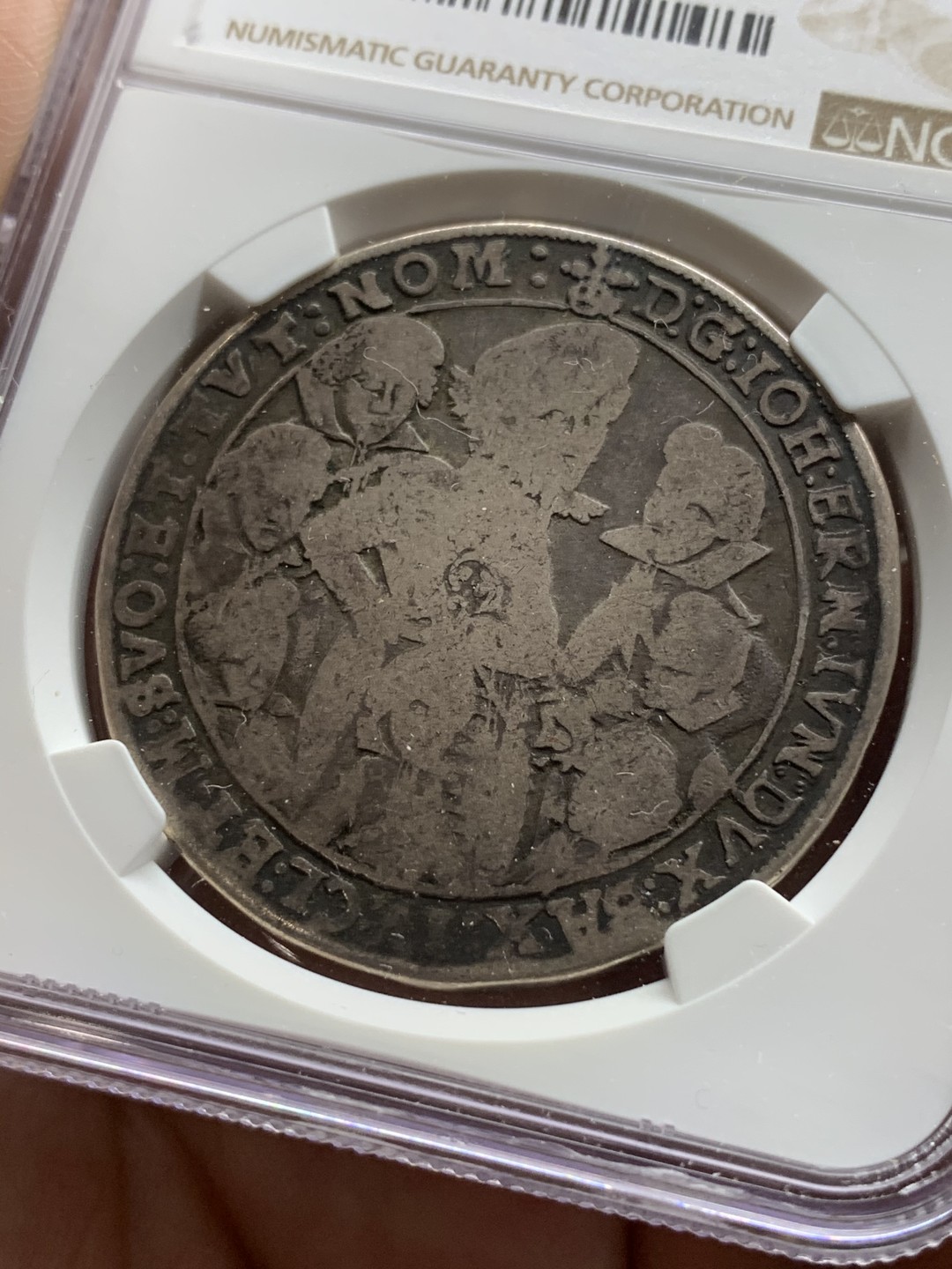 《竞宝斋》第66场-本周日，周一2场连拍（全场不限金额包邮） 第三名 NGC-VG10 德国萨克森 1618年约翰恩斯特和的七兄弟 大泰勒银币 此款外拍就没见过低于300欧的 入盒有分的也没见过