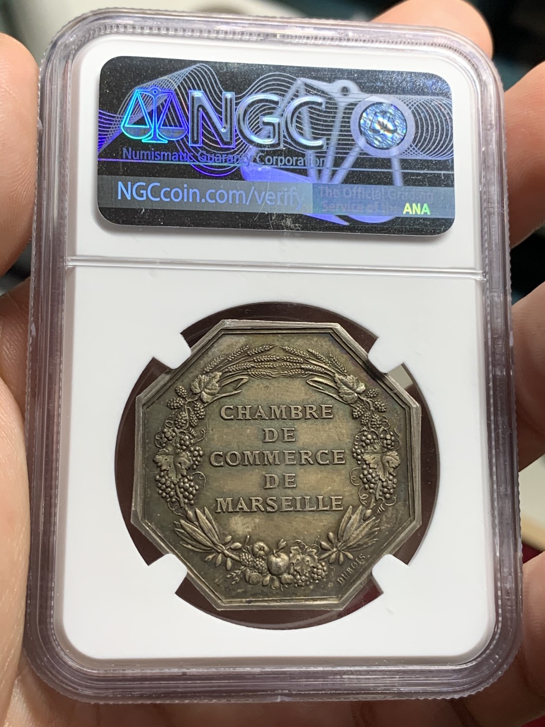 《竞宝斋》第66场-本周日，周一2场连拍（全场不限金额包邮） NGC MS62 1775年法国马赛商会八角代币，法章大师阿尔菲·杜波依斯作品。大型八角银章，双面深灰包浆，自藏好品。