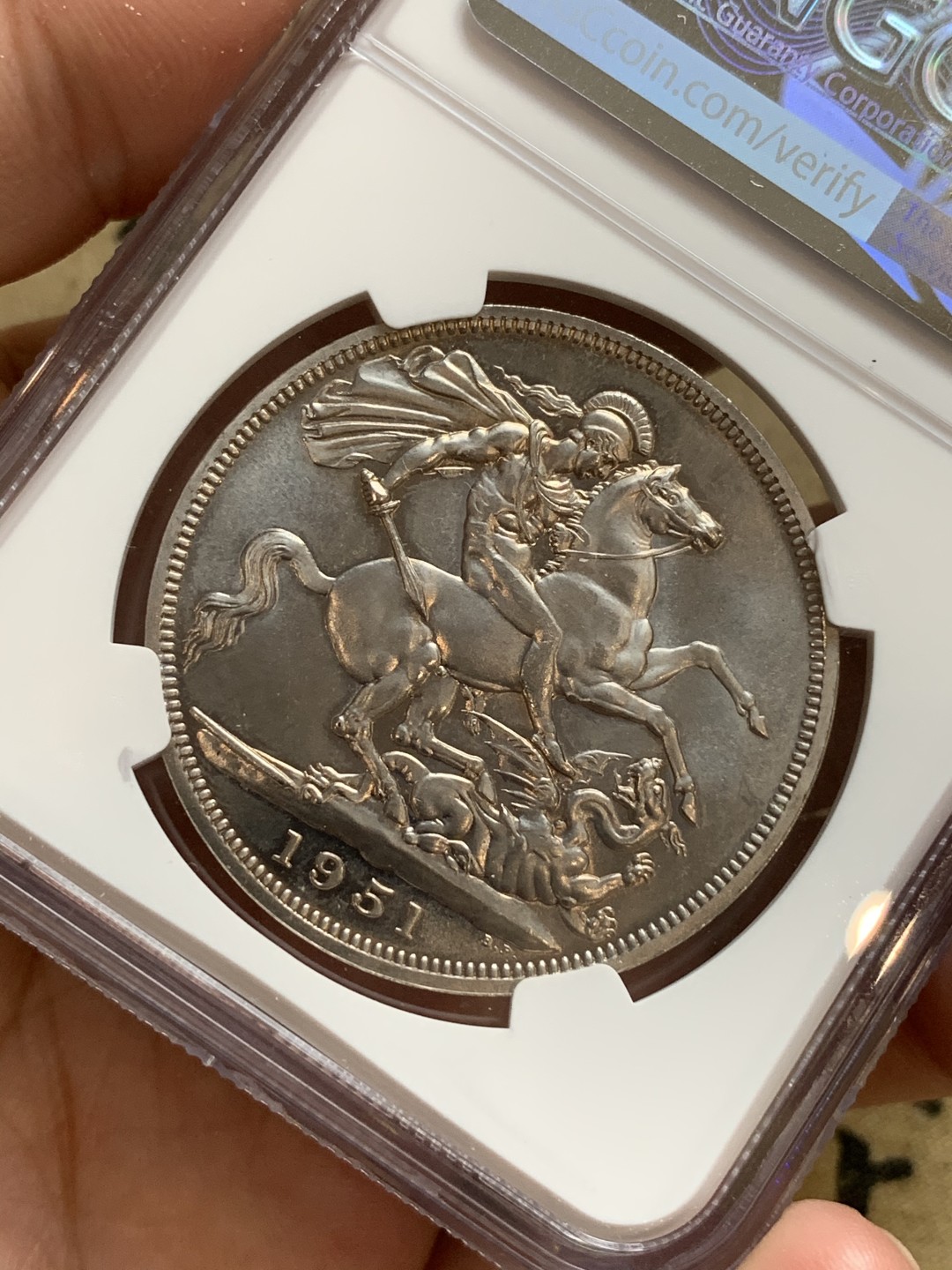 《竞宝斋》第66场-本周日，周一2场连拍（全场不限金额包邮） NGC PL65 英国1951年乔治六世一克朗镍马剑银币  上涨品种 21年12月同分外拍近200美元