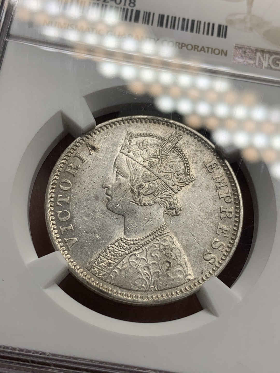 《竞宝斋》第66场-本周日，周一2场连拍（全场不限金额包邮） NGC-MS60 英属印度 1901-B 维多利亚1卢比 造型自然 女王庄重典雅