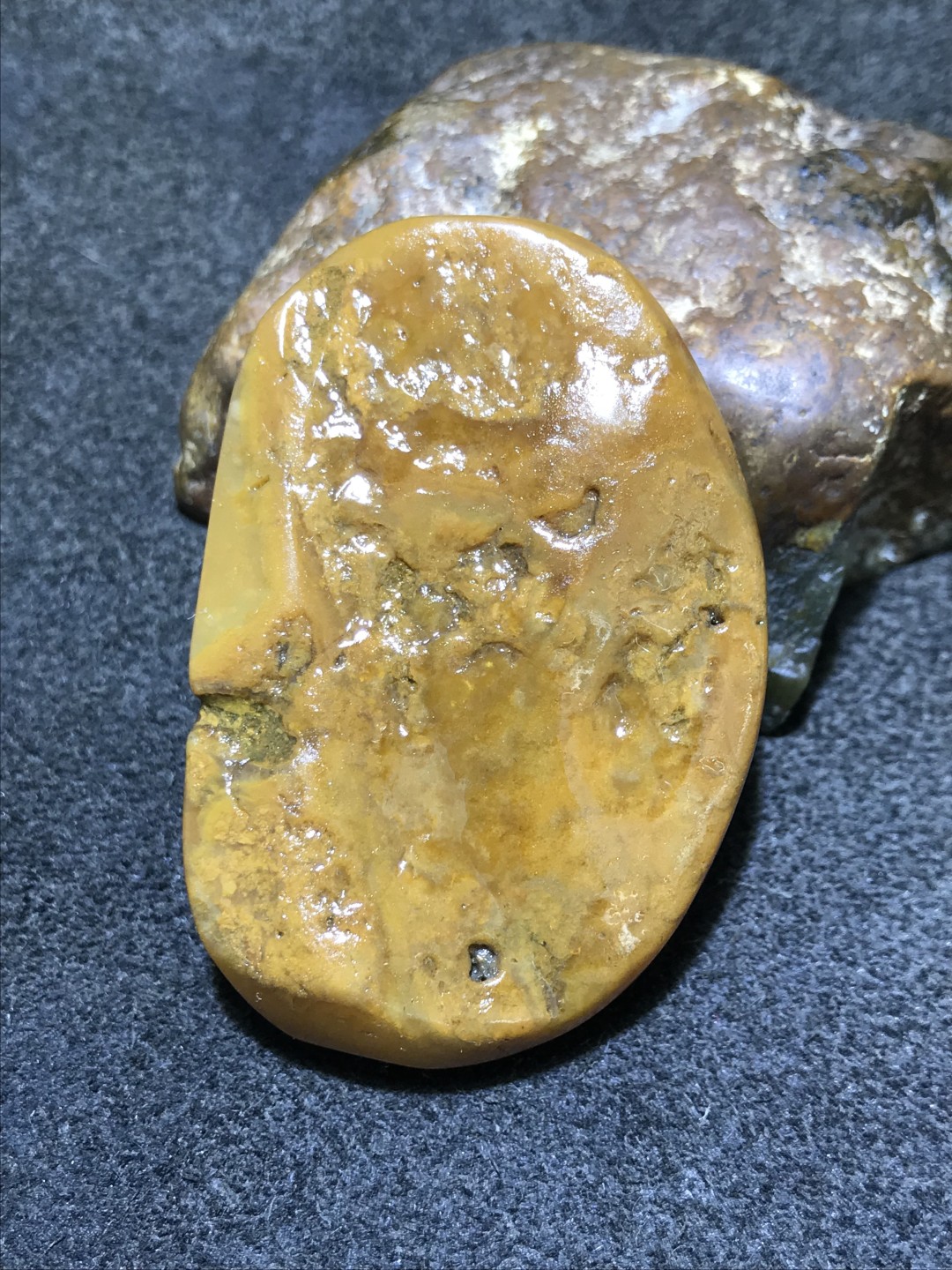 天然新疆鸡油黄新疆三彩玉一路连升(吊坠,把件)一个，
