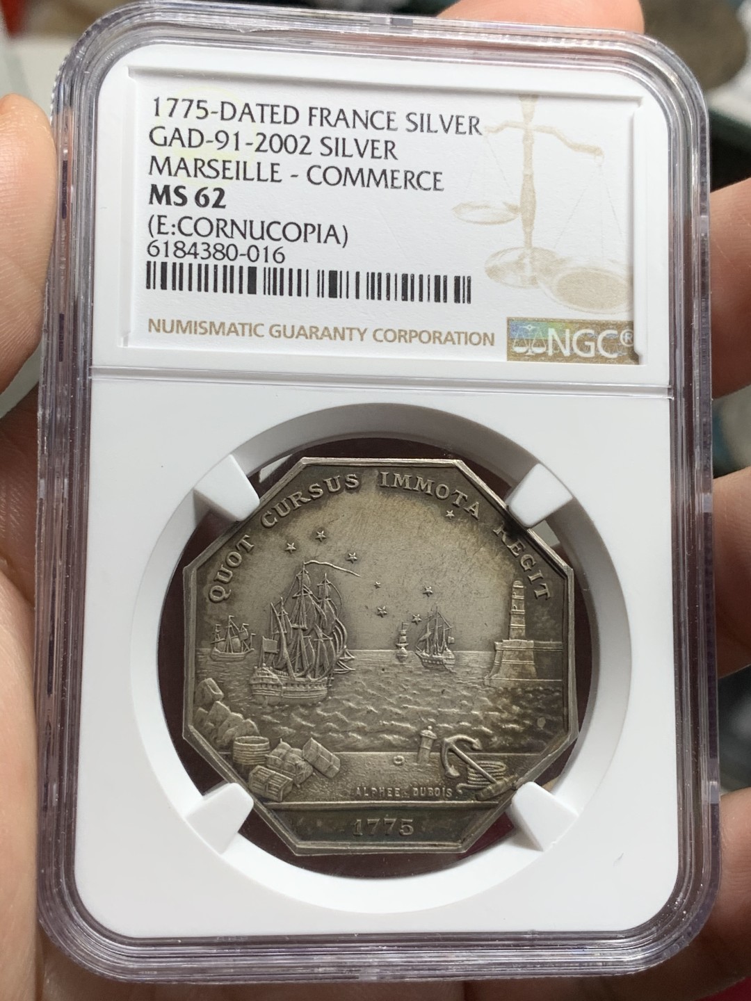 《竞宝斋》第66场-本周日，周一2场连拍（全场不限金额包邮） NGC MS62 1775年法国马赛商会八角代币，法章大师阿尔菲·杜波依斯作品。大型八角银章，双面深灰包浆，自藏好品。