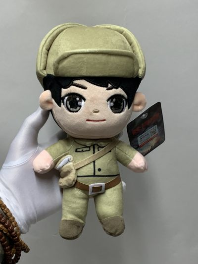 零元拍：易洋千玺 亲笔签名 博纳出品原版《长津湖》人偶公仔 - 零元拍：易洋千玺 亲笔签名 博纳出品原版《长津湖》人偶公仔