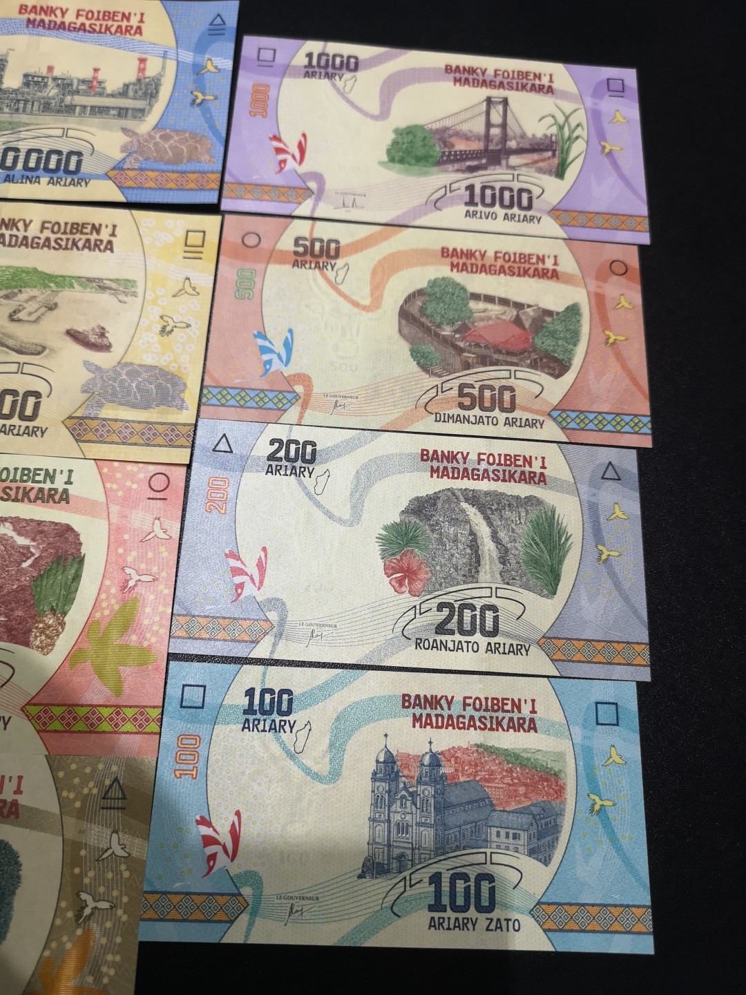 《外钞收藏家》第一百八十四期拍卖 8张马达加斯加纸币 全新UNC