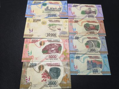 《外钞收藏家》第一百八十四期拍卖 - 8张马达加斯加纸币 全新UNC