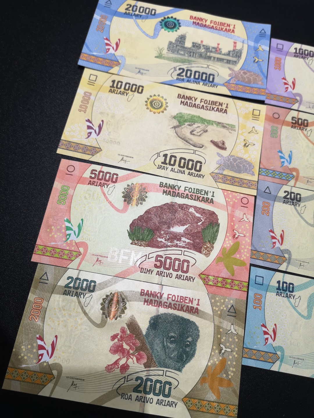 《外钞收藏家》第一百八十四期拍卖 8张马达加斯加纸币 全新UNC
