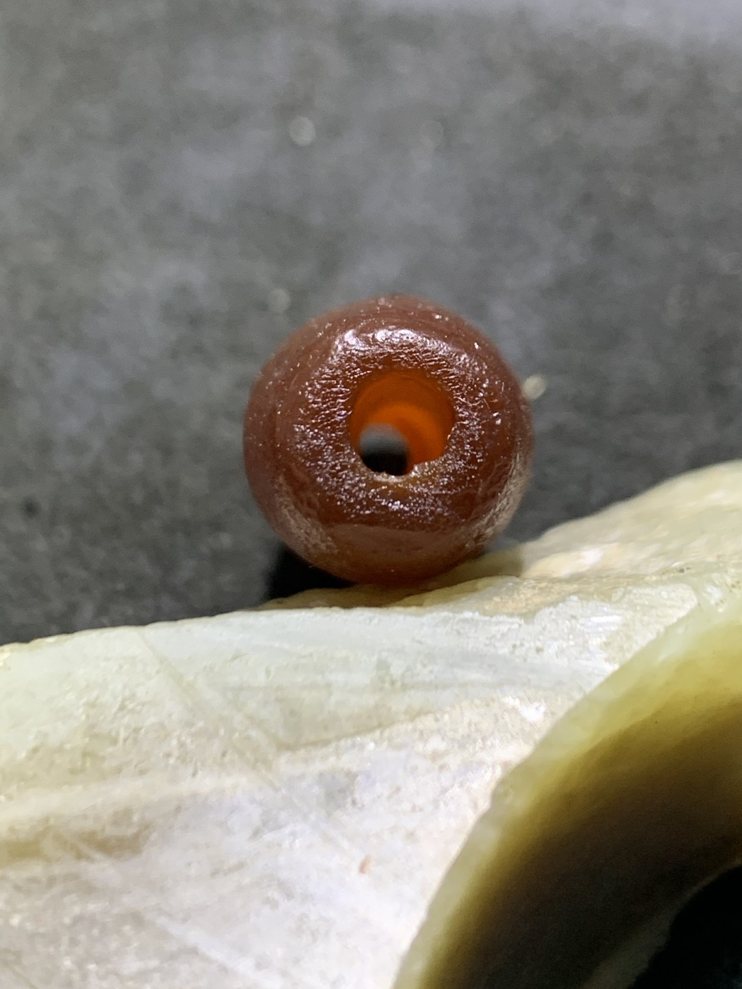 精美酒红色高玉化仿古风化纹玛瑙桶珠一颗 