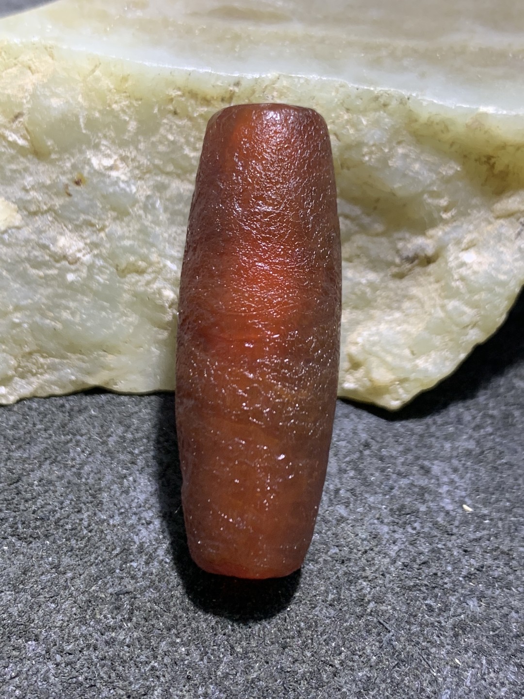 精美酒红色高玉化仿古风化纹玛瑙桶珠一颗 
