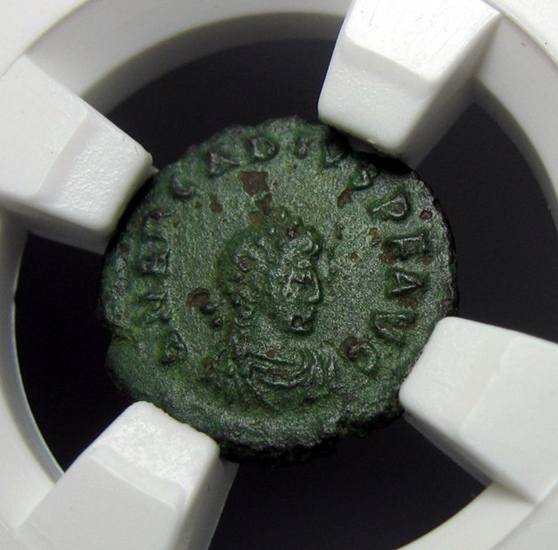  阿卡迪乌斯AE4铜币,古罗马铜币,公元383-408年,自打标签盒子,约14×0.3mm,1.0g