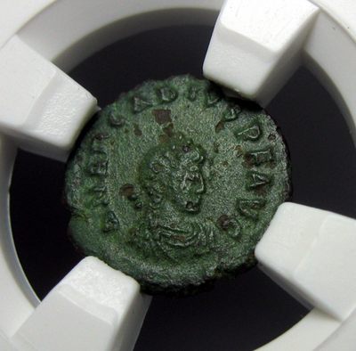  阿卡迪乌斯AE4铜币,古罗马铜币,公元383-408年,自打标签盒子,约14×0.3mm,1.0g -  阿卡迪乌斯AE4铜币,古罗马铜币,公元383-408年,自打标签盒子,约14×0.3mm,1.0g