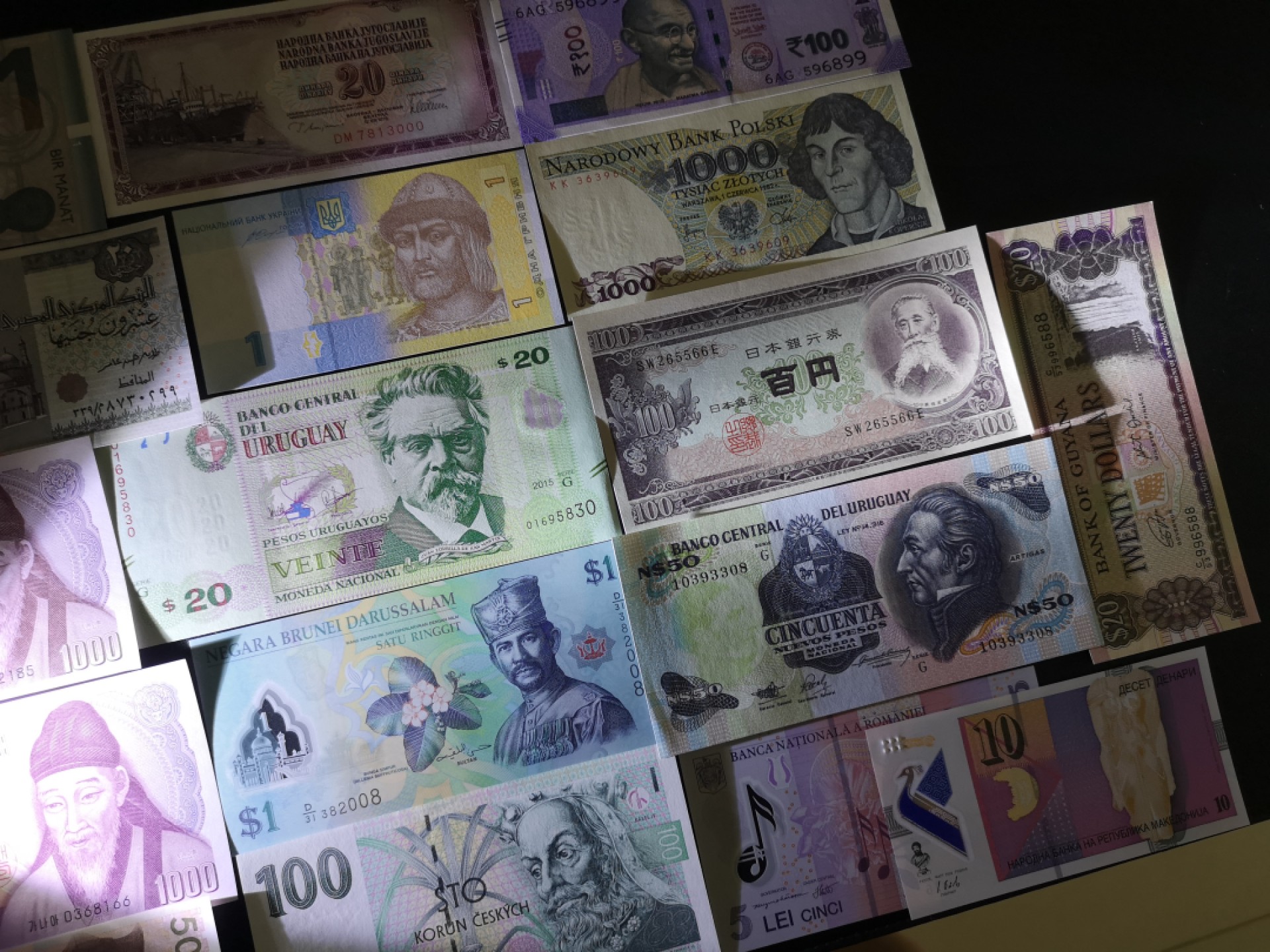 《外钞收藏家》第一百八十四期拍卖 16张纸币 全新UNC