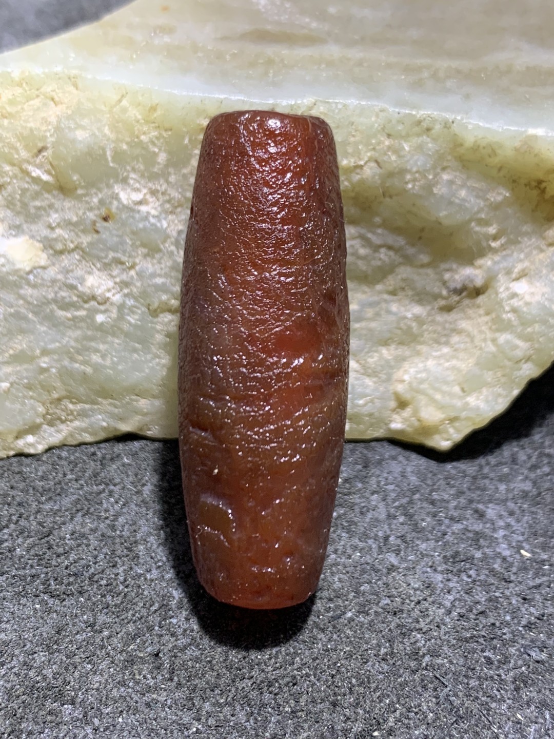精美酒红色高玉化仿古风化纹玛瑙桶珠一颗 